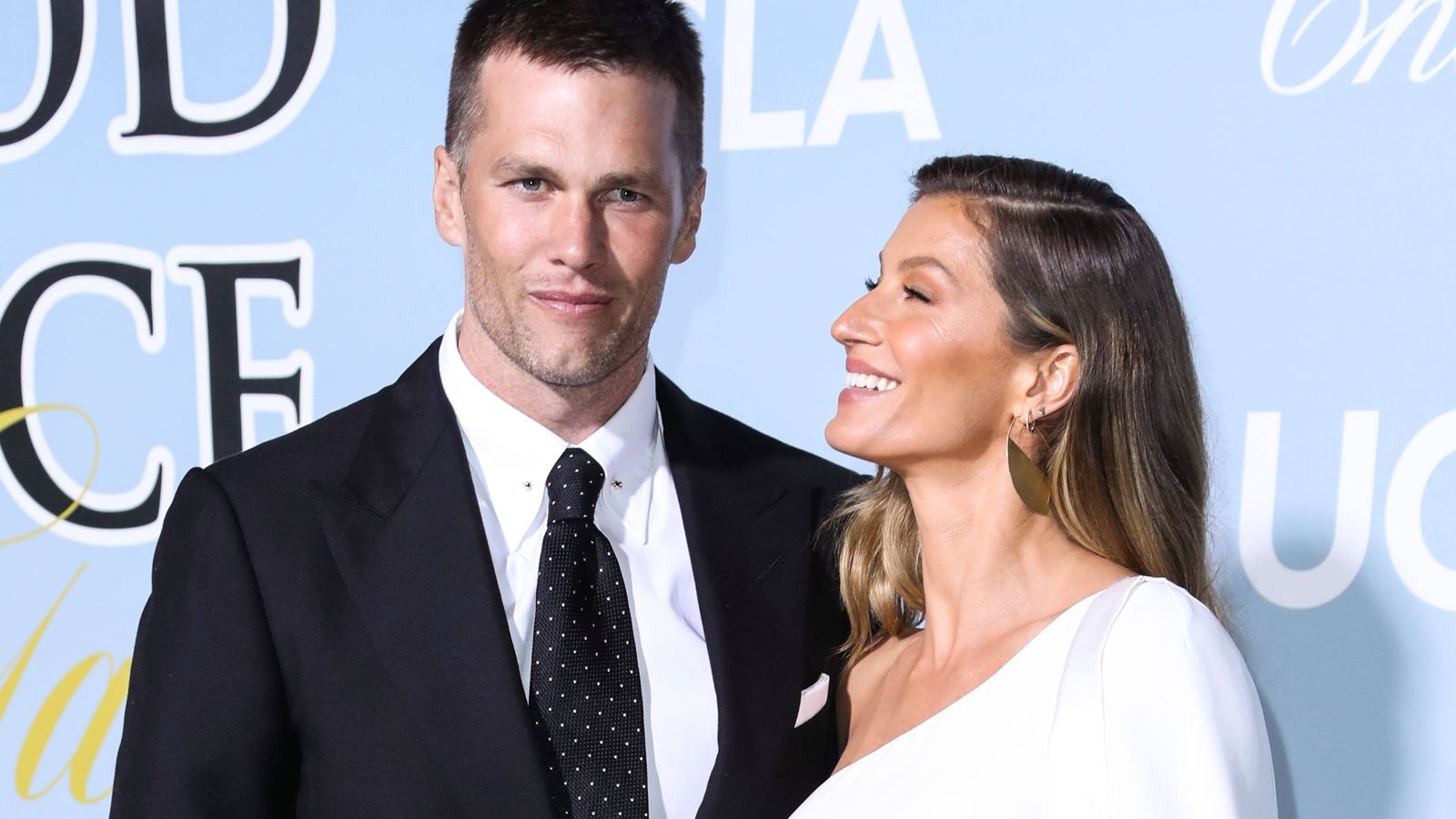 
                <strong>Rücktritt vom Rücktritt ... vom Rücktritt?</strong><br>
                Tom Brady kommt in der Reunion des Jahres wieder mit Gisele Bündchen zusammen, stellt aber nach kurzer Zeit fest, dass das Leben als NFL-Profi weniger stressig ist als der Ruhestand mit ihr. Er unterschreibt für zehn Jahre bei den Las Vegas Raiders.
              