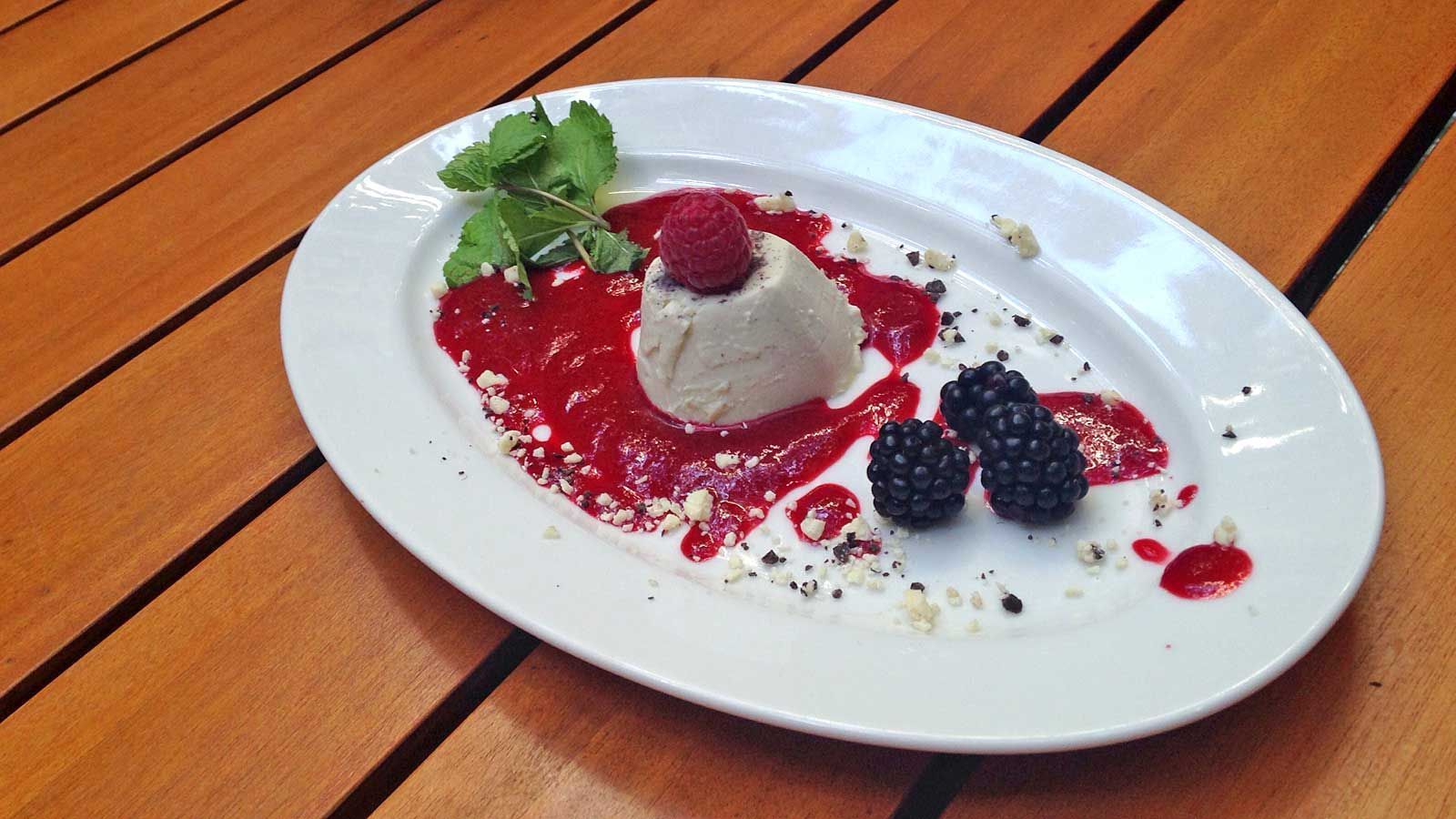 Rezept: Pfefferminz - Panna Cotta mit Himbeersoße