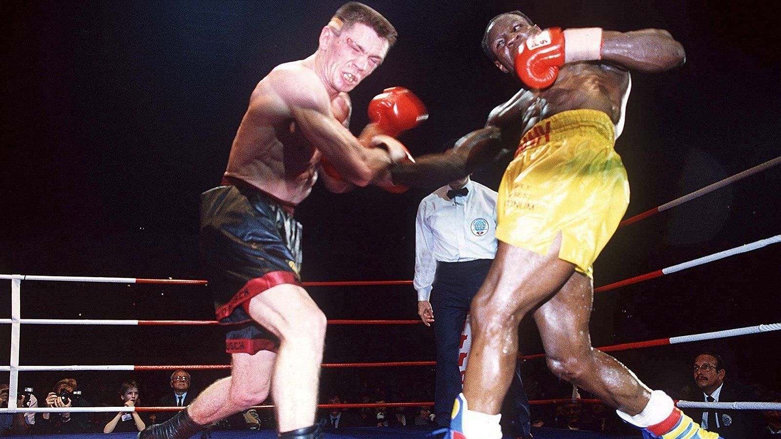 
                <strong>Rocchigiani vs. Chris Eubank Sr., 5. Februar 1994, Berlin</strong><br>
                Vor heimischem Publikum fordert Rocchigiani den Briten Eubank um den WM-Titel der WBO heraus. Eubank verlässt den Ring nach einem harten Kampf als einstimmiger Punktsieger, aber das Urteil ist höchst umstritten.
              