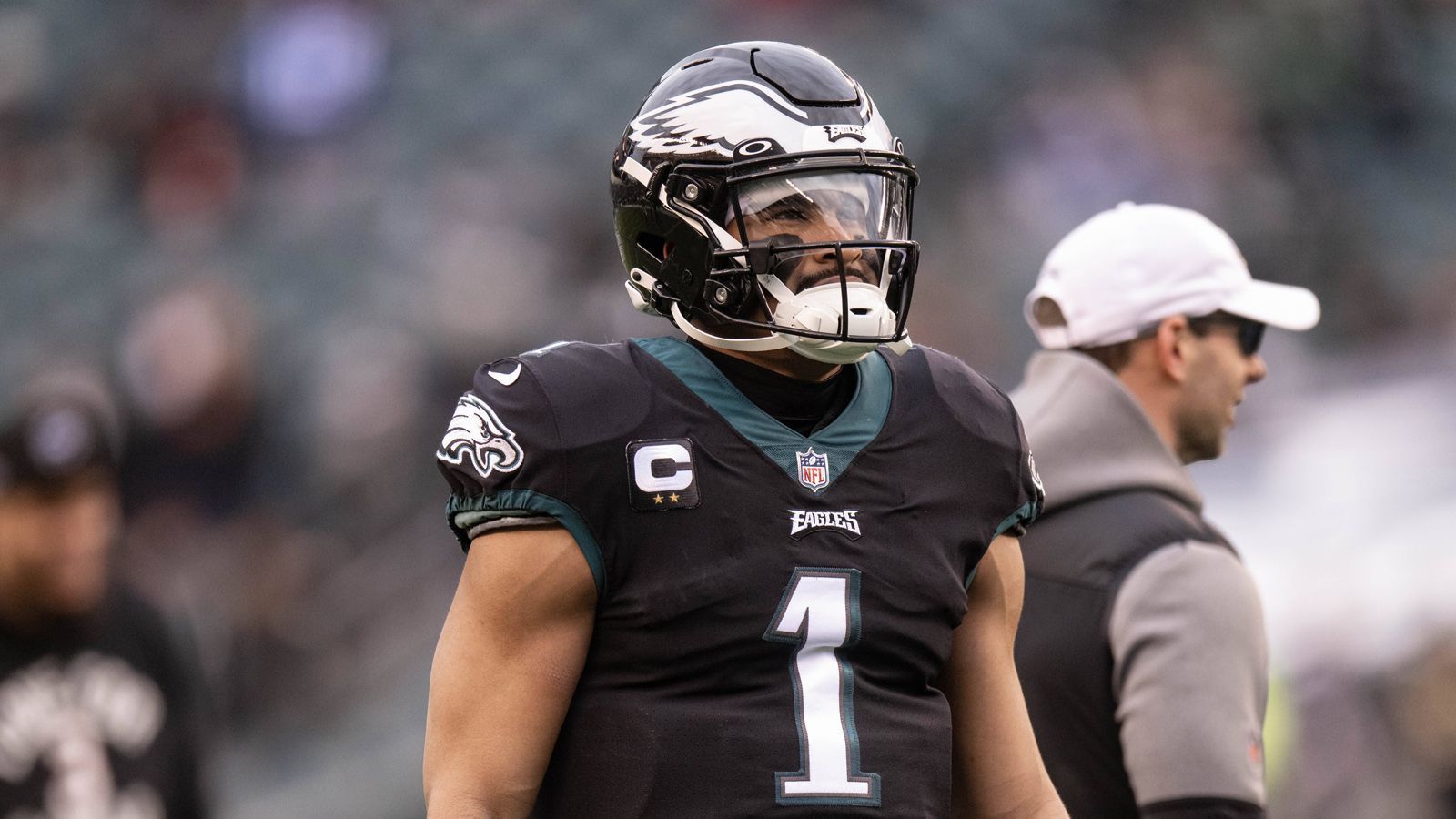 
                <strong>3. Jalen Hurts (Philadelphia Eagles)</strong><br>
                Jalen Hurts und die Philadelphia Eagles haben die reguläre Saison dominiert und durften daher die Wild Card Round überspringen. Mit dem 38:7 gegen die New York Giants haben die Eagles in den Playoffs nahtlos an ihre starke Form angeknüpft. Hurts brachte 16 seiner 24 Pässe für 154 Yards an den Mann, warf zwei Touchdown-Pässe und lief einmal selber in die Endzone. Sein Fumble kann den starken Gesamteindruck nicht schmälern.
              