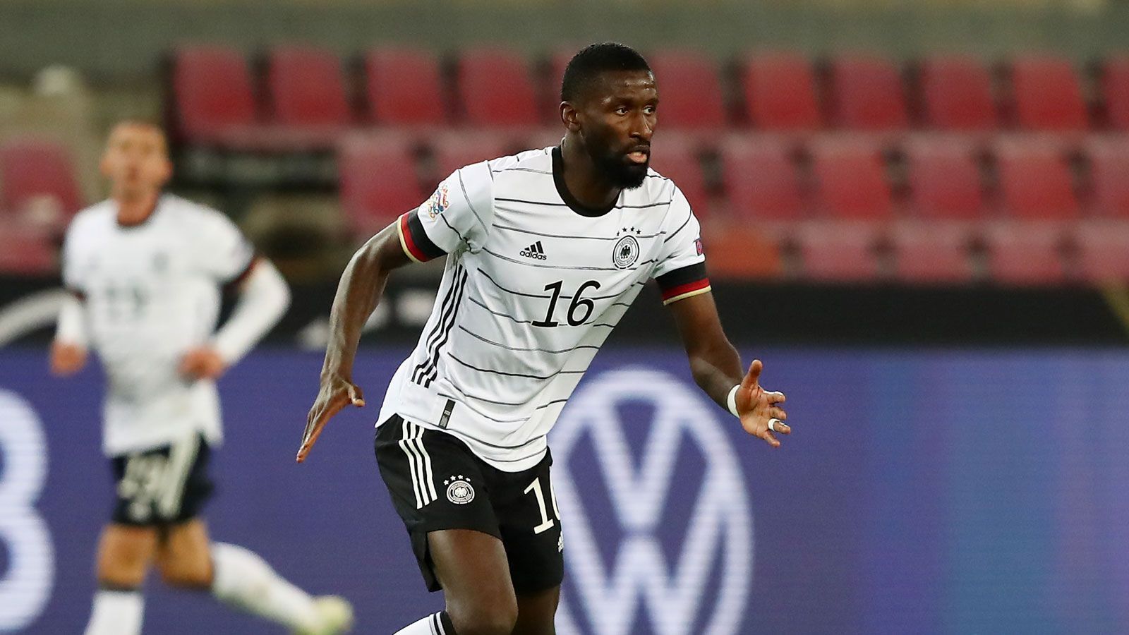 
                <strong>Innenverteidiger: Antonio Rüdiger (FC Chelsea)</strong><br>
                Zeigte sich gegen Tschechien äußerst ballsicher und mit gutem Stellungsspiel. Kann mit einem hohen, weiten Pass über die anstürmenden Ukrainer Chancen für die offensiven Mitspieler generieren, die damit die wohl eher seltenen freien Räume in der gegnerischen Hälfte nutzen könnten.
              