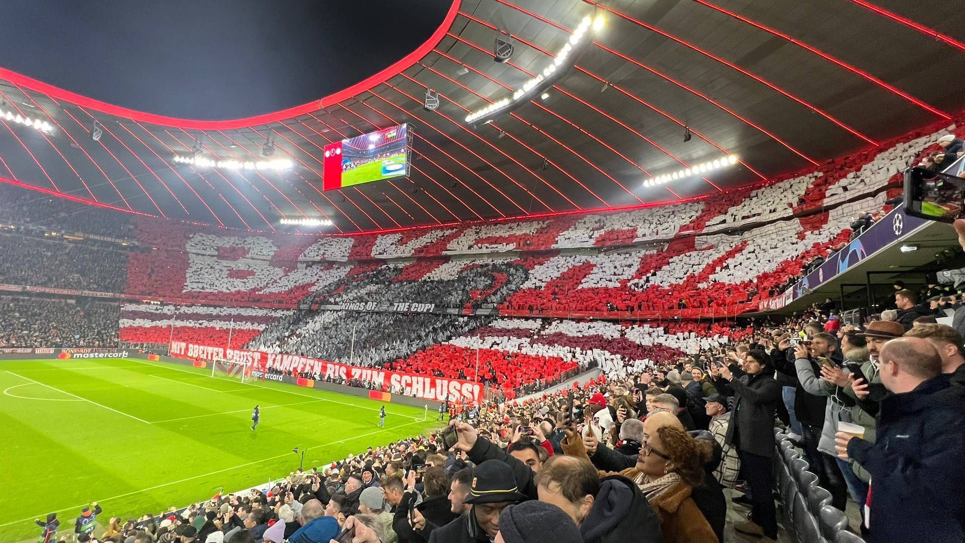 
                <strong>FC Bayern München - Fans hoffen auf Wunder gegen ManCity</strong><br>
                Mit dem Rücken zur Wand stand der FC Bayern München vor dem Viertelfinal-Rückspiel in der Champions League 2022/23 gegen Manchester City. Die Fans überlegten sich hierfür eine besondere Choreo, um ihre Mannschaft zum Wunder zu tragen. "Mit breiter Brust, kämpfen bis zum Schluss" war dort zu lesen, darüber prangte eine riesige Abbildung des Champions-League-Pokals sowie das Wort "Bayern" in riesigen Lettern. Starker Support!
              