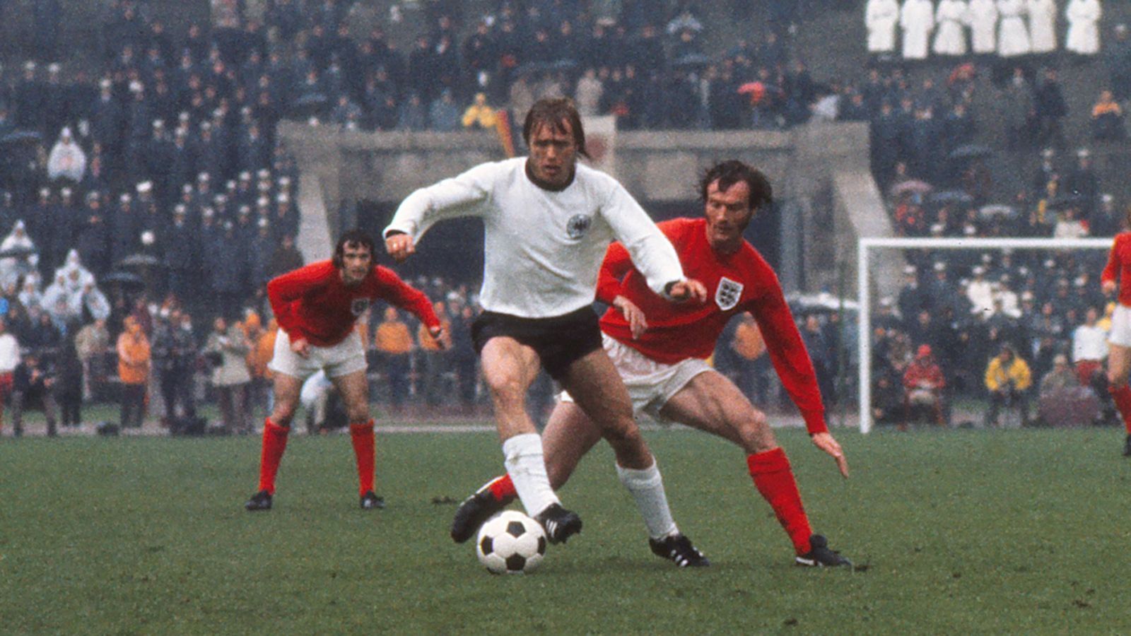 
                <strong>Siegfried Held, 41 Länderspiele</strong><br>
                1972 absolvierte er als Zweitliga-Profi von Kickers Offenbach drei Länderspiele für Deutschland. Es waren seine Länderspiele Nummer 36 bis 38.
              