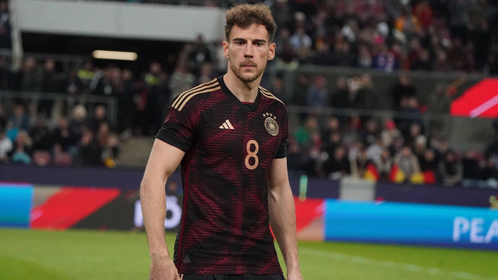 
                <strong>Verlierer: Leon Goretzka</strong><br>
                Ebenso wie Kimmich äußerte auch Goretzka leise Kritik an der Demission des eigenen Vereinstrainers. Die Vorgänge in München schienen den Mittelfeldspieler zu beschäftigen, denn sportlich erreichte der nun 50-fache Nationalspieler nicht das von ihm erwartete Niveau. Viel Stückwerk, kaum Automatismen. Goretzka konnte keine Eigenwerbung betreiben, ganz im Gegenteil zu seinem Konkurrenten Can. Zu allem Überfluss verletzte er sich und muss hoffen, bis zum Spitzenspiel gegen den BVB wieder fit zu sein.
              