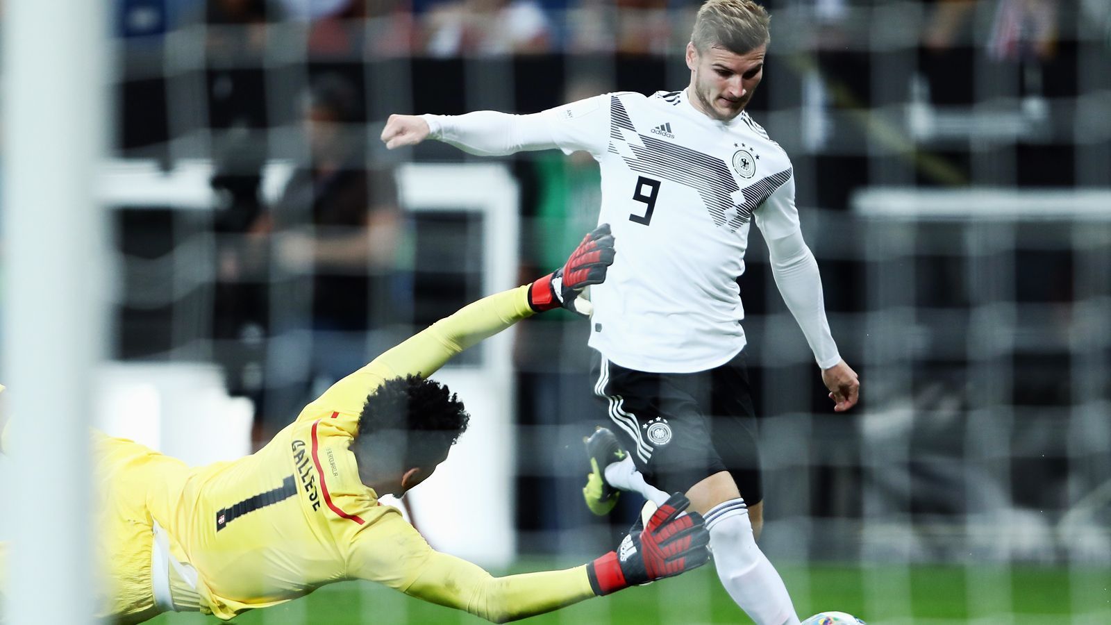 
                <strong>3. Mehr Effektivität im Torabschluss</strong><br>
                Kein Tor gegen die Niederlande. Torjäger Timo Werner meinte nach dem Spiel treffend: "Wir haben die Tore nicht gemacht, als wir die Gelegenheit hatten. Da macht sich dann auch Verunsicherung breit." In den Nations-League-Spielen gegen Frankreich und die Niederlande gab Deutschland 39 Torschüsse ab, dabei gelang dem DFB-Team kein einziges Tor. Werner, Müller, Sane scheiterten trotz guter Gelegenheiten gegen die Elftal. Ein Kopfproblem. Durch effektives und cleveres Zusammenspiel von zentralen Mittelfeldspielern, Flügelspielern und Stürmern muss ein Tor her, um die Blockade zu lösen. Schön muss es nicht sein.
              