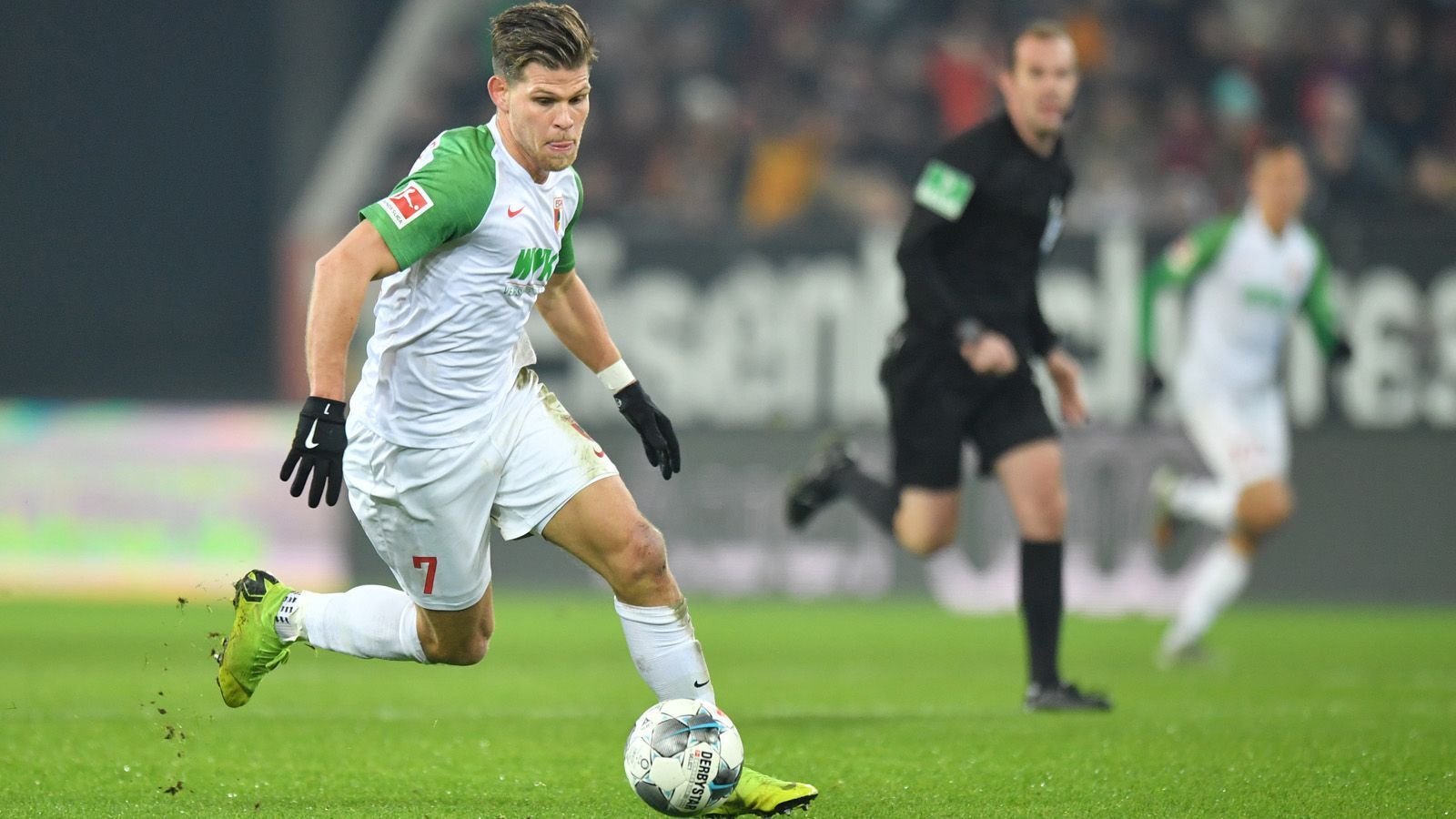 
                <strong>Gewinner: Florian Niederlechner (FC Augsburg)</strong><br>
                Der Wechsel vom SC Freiburg nach Augsburg hat sich für Florian Niederlechner voll ausgezahlt. Nach einer enttäuschenden Spielzeit im Breisgau (drei Tore und ein Assist in 24 Spielen) dreht der 29-Jährige unter Martin Schmidt bei den bayerischen Schwaben wieder auf. In 17 Bundesligaspielen gelangen ihm acht Tore und acht Assists. Gleich vier Treffer legte Niederlechner beim 4:2-Erfolg seiner Mannschaft gegen die TSG Hoffenheim vor.
              