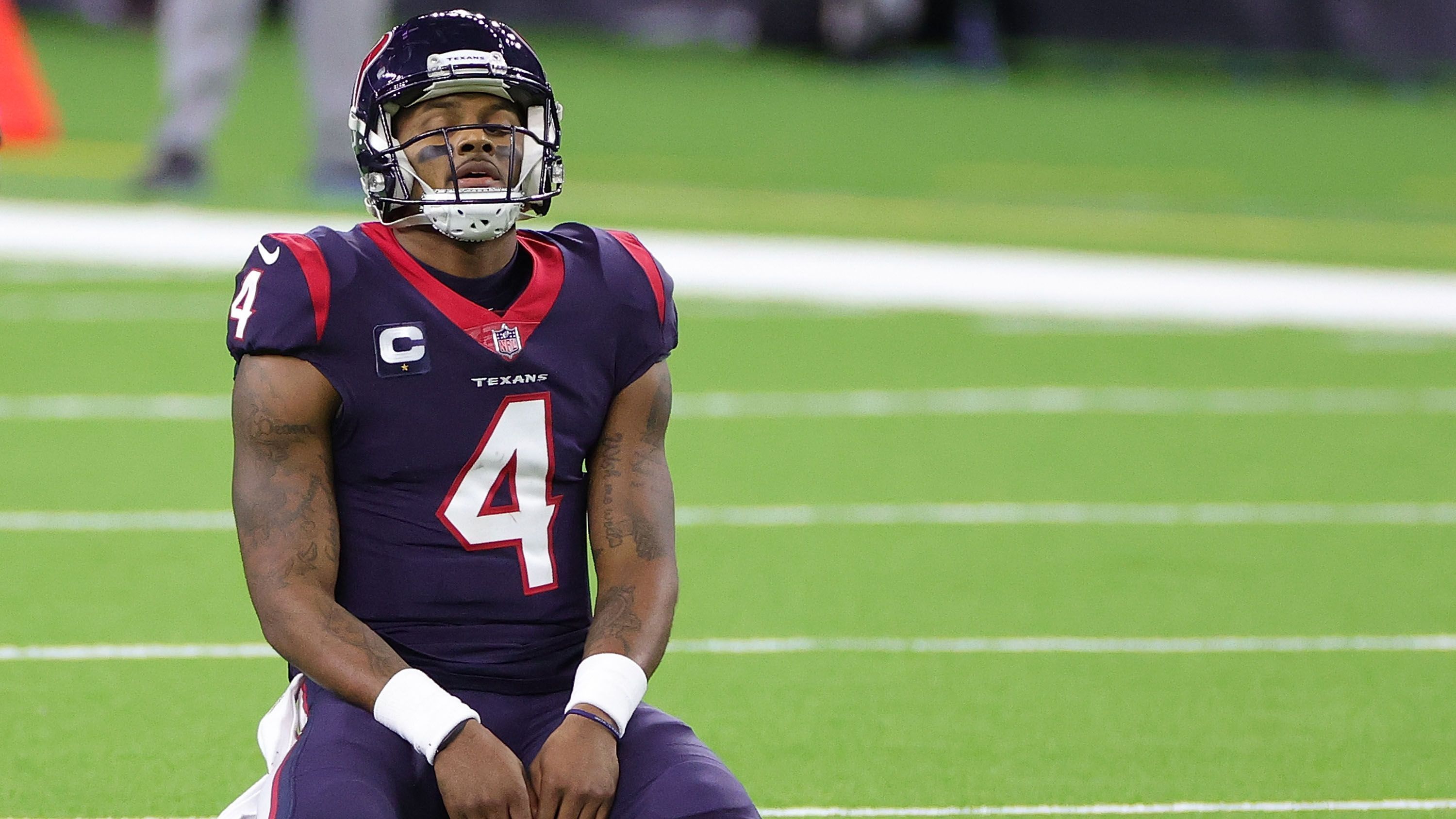 
                <strong>Deshaun Watson (Houston Texans)</strong><br>
                Dass Deshaun Watson bis zur Deadline noch getradet wird, wird immer wahrscheinlicher. Zuletzt berichtete der "Houston Chronicle", dass die Miami Dolphins und die Houston Texans sich bereits grundsätzlich auf einen Trade geeinigt hätten. Miami will lediglich Watsons rechtliche Probleme genauer unter die Lupe nehmen. Klar ist, dass der Star-Quarterback kein Spiel mehr für Houston absolvieren wird und die Texans werden alles dafür tun, so viele Draft-Picks wie möglich aus dem Drama zu ergattern. Im Raum steht ein Paket aus drei Erstrunden-Picks und Tua Tagovailoa.
              