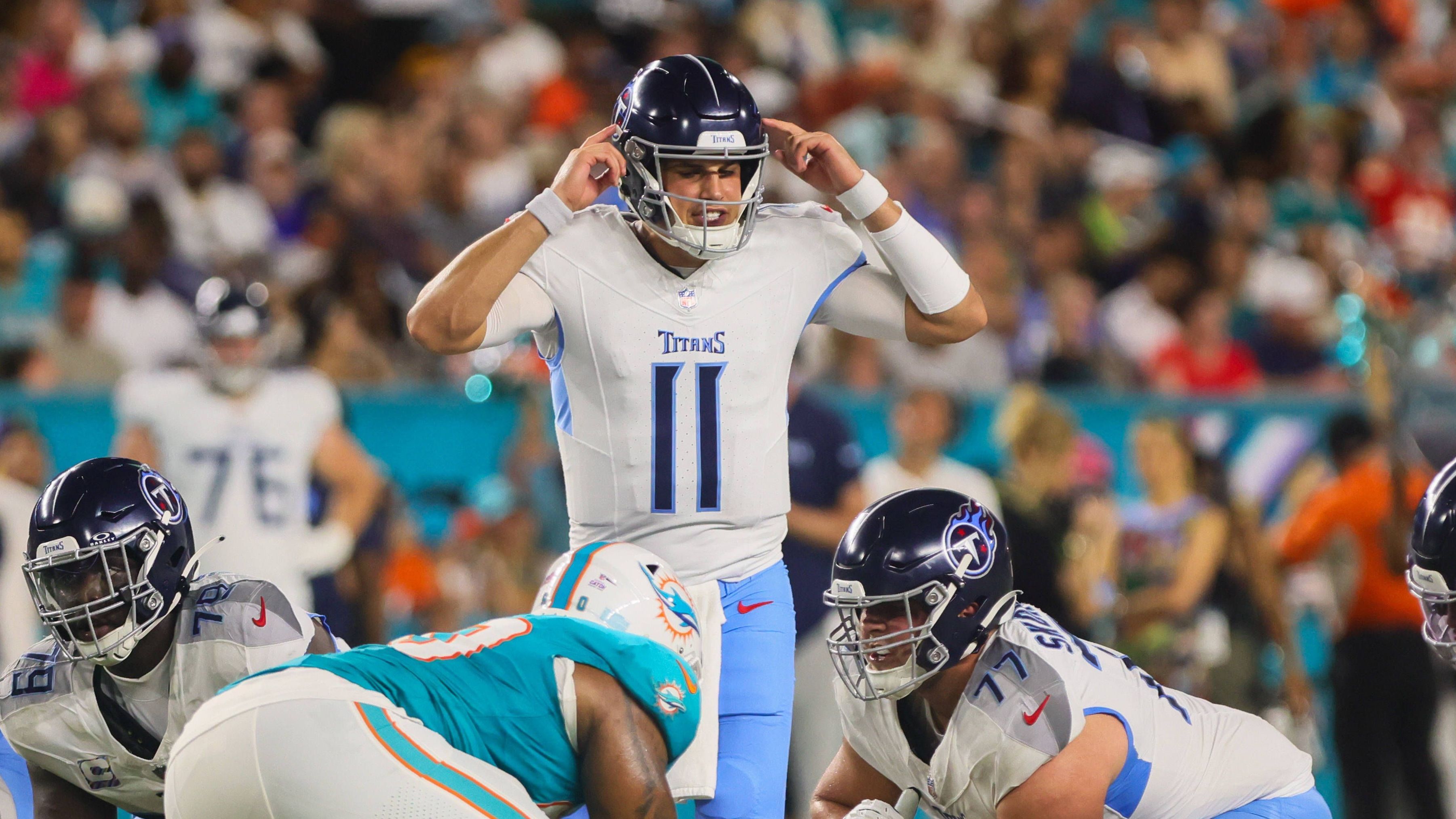 <strong>Platz 28: Mason Rudolph (Tennessee Titans)</strong><br>Bei den Titans übernahm Rudolph für einen schwächelnden Will Levis. Bei der deutlichen 10:34-Niederlage gegen die Bills spielte der Quarterback lange Zeit okay. 62,5 Prozent seiner Pässe brachte er für 215 Yards an. Zudem erzielte er einen Touchdown, leistete sich aber auch eine Interception. Die Formkurve zeigt minimal nach oben, muss gegen starke Lions aber auch erstmal erneut bewiesen werden.