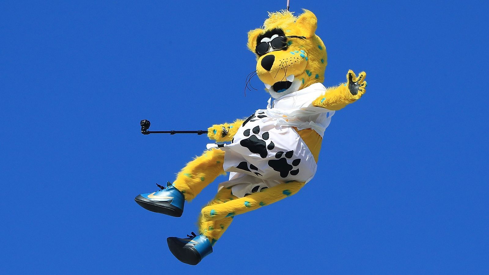 
                <strong>Jacksonville Jaguars: Jaxson de Ville</strong><br>
                Ordentlich krachen lässt es Jackson de Ville. Das Maskottchen der Jaguars kommt gerne per Bungee-Jump ins Stadion und wurde schon mehrmals als leichtbekleideter Flitzer verhaftet.
              