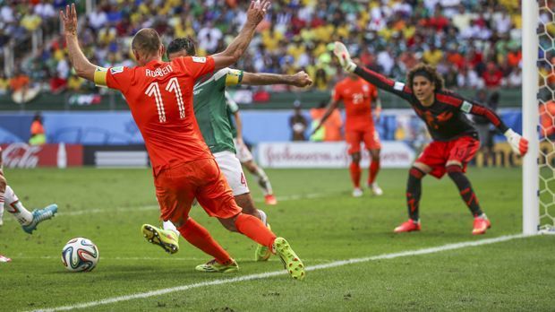 
                <strong>Arjen Robben</strong><br>
                Arjen Robben: Entschuldigungen hat Robben drauf. Bessern muss er sich deshalb noch lange nicht. Auch wenn er im WM-Achtelfinale 2014 gegen Mexiko von Raphael Marquez leicht touchiert wurde – für seine Theatralik erntete Robben harsche Kritik. Ihm war es egal: "Wenn das kein Elfmeter ist ...", beteuerte er. Die Mexikaner sahen das anders, verloren durch den Elfmeter aber trotzdem.
              