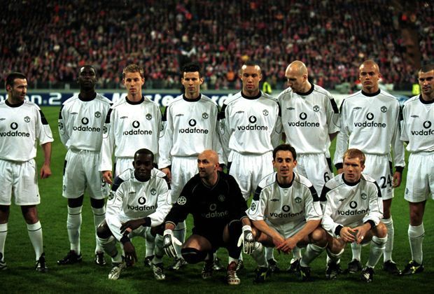 
                <strong>Zwölf Mann auf dem Teamfoto?!</strong><br>
                Eine kuriose Aktion leistet sich Manchester United-Fan Karl Power (li.), als er sich beim Champions League-Spiel gegen die Bayern im November 2001 mit auf das Mannschaftsfoto schleicht. Den Sicherheitsleuten gab er vor, Eric Cantona zu sein. 
              