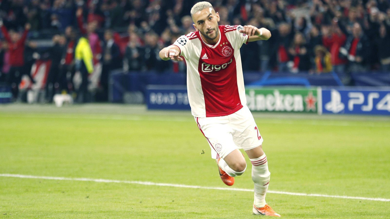 
                <strong>Hakim Ziyech (Ajax Amsterdam)</strong><br>
                Hilft in Tottenhams Drangphase auch defensiv aus. Wird von den Spurs früh angelaufen, hat es daher schwer. Dennoch krönt er in der 35. Minute das tolle Zusammenspiel zwischen van de Beek und Tadic mit einem satten Linksschuss ins lange Eck zum 2:0. Hat in der zweiten Hälfte gleich dreimal den dritten Ajax-Treffer auf dem Fuß: Einmal fehlen Zentimeter, dann steht der Pfosten im Weg und beim dritten mal pariert Lloris. ran-Note: 3
              