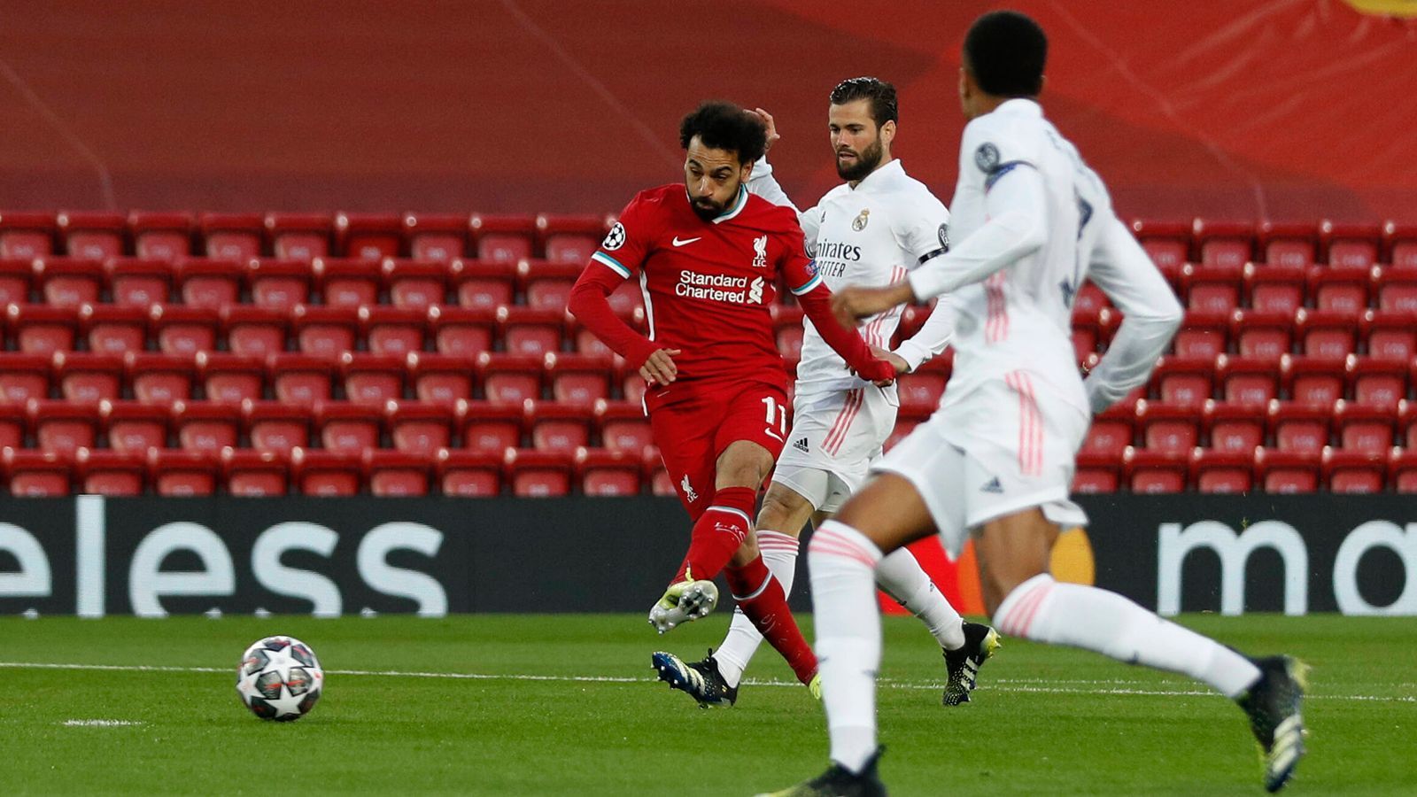 
                <strong>Liverpool stürmt aus der Kabine</strong><br>
                Sportlich legt der FC Liverpool los wie die Feuerwehr und kommt brandheiß aus der Kabine. Ohne Thiago (Bank) hat Mohamed Salah schon nach zwei Minuten die Führung auf dem Fuß, scheitert aber an der Fußabwehr von Thibaut Courtois. Auch danach bestimmt ein echter Sturmlauf der Reds die Anfangsminuten.
              