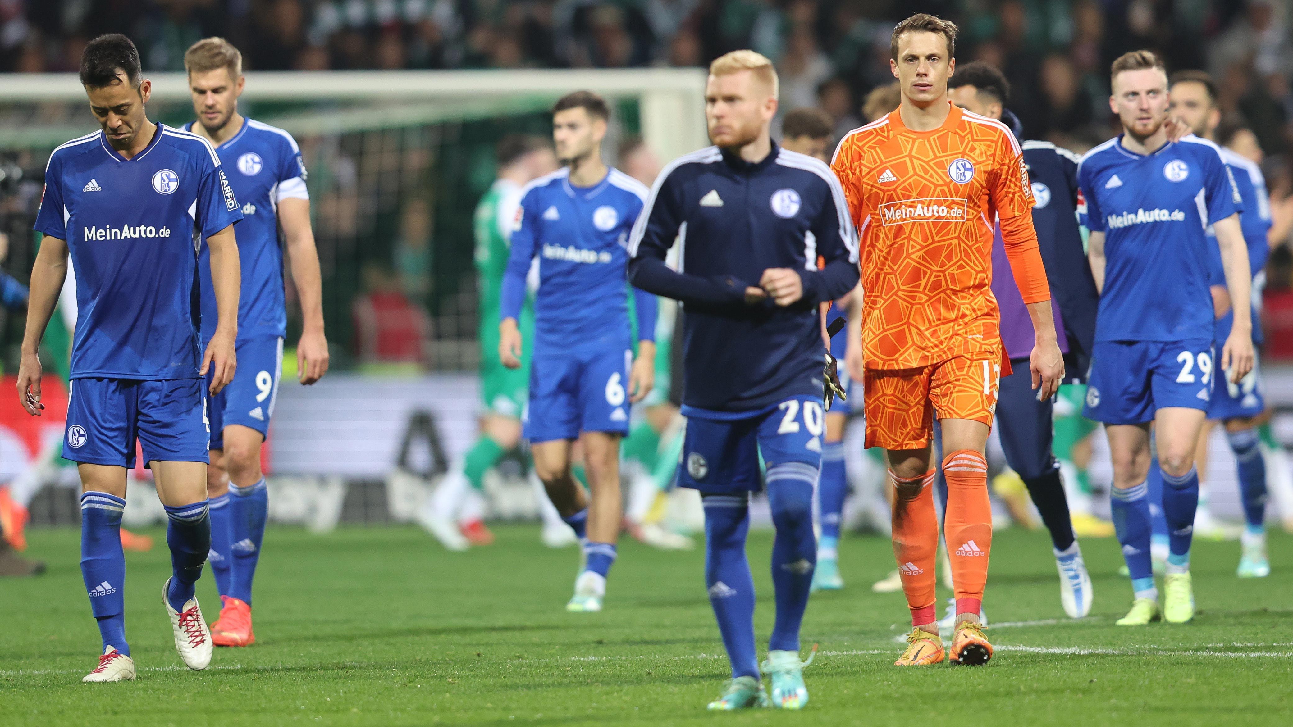 
                <strong>Flop: FC Schalke 04</strong><br>
                Auch der Erzrivale Dortmunds hat wieder einmal mit großen Problemen zu kämpfen. Zwar ist die Unterstützung der Fans nach wie vor da, doch der FC Schalke 04 steht am Tabellenende der Bundesliga und hat nach 15 Spieltagen gerade einmal neun Zähler auf dem Konto. Der Abstand auf den Relegationsplatz beträgt bereits fünf Punkte. Dass Frank Kramer als Chefcoach eine Fehlbesetzung war, wissen mittlerweile auch die Verantwortlichen der Knappen und haben ihn durch Thomas Reis ersetzt. Allerdings ist Kramer nicht der Einzige, der nicht mehr da ist. Auch Ex-Sportdirektor Rouven Schröder ist nicht mehr auf Schalke - er hat in dieser brenzligen Phase selbst die Reißleine gezogen.
              