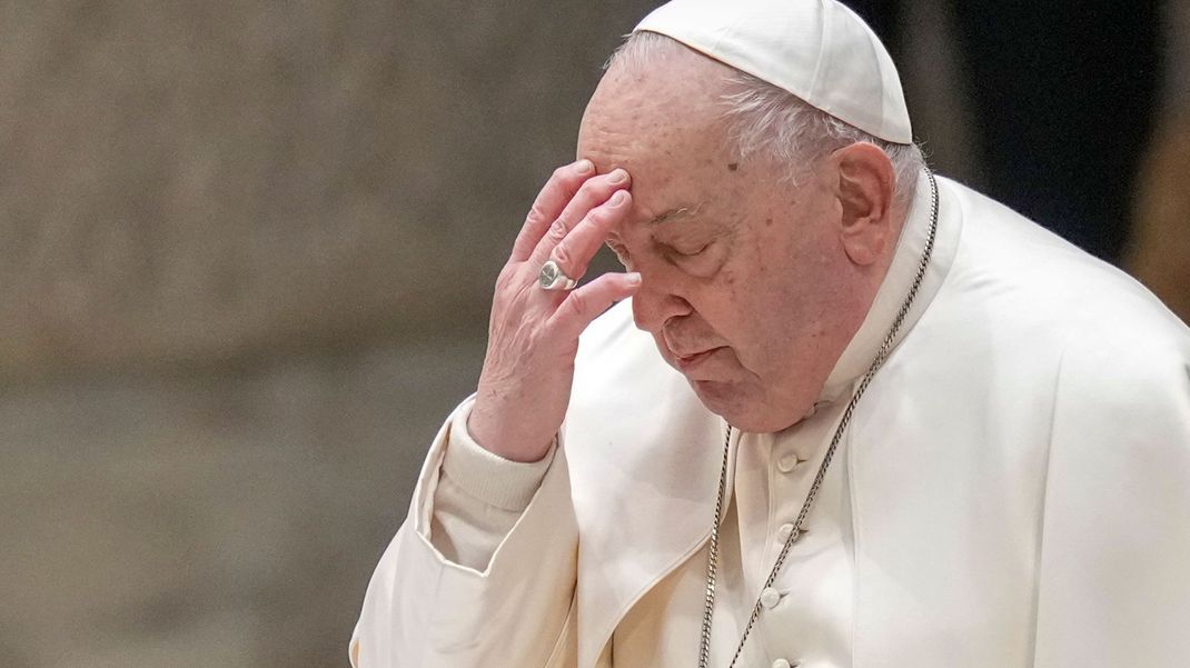 Seit Freitag wird der Papst in einer Klinik behandelt.