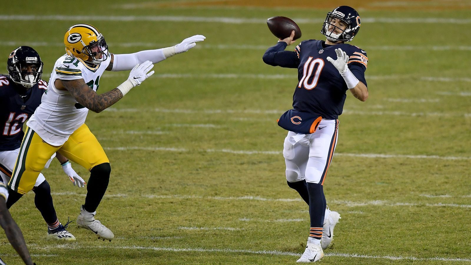
                <strong>Chicago Bears</strong><br>
                Trotz zuletzt verbesserten Leistungen von Mitch Trubisky (Bild) dürften sich auch die Bears nach einem neuen Quarterback umsehen, zumal Trubisky Free Agent wird. Der einzig verbliebene Spielmacher ist Nick Foles, der ein guter Backup ist, aber eben auch nicht mehr. General Manager Ryan Pace ist also gefordert. Er wird dabei vermutlich einen Trade zusammenstellen müssen, um einen neuen Spielmacher zu finden, denn die Bears sind aktuell mit zehn Millionen Dollar über dem Salary Cap. Dabei könnten sie entweder versuchen, einen Quarterback wie Watson oder Stafford zu holen, oder aber die aktuelle Draft Position von Platz 20 zu verbessern. Schließlich picken zahlreiche Teams, die ebenfalls einen neuen Spielmacher suchen, vor ihnen.
              