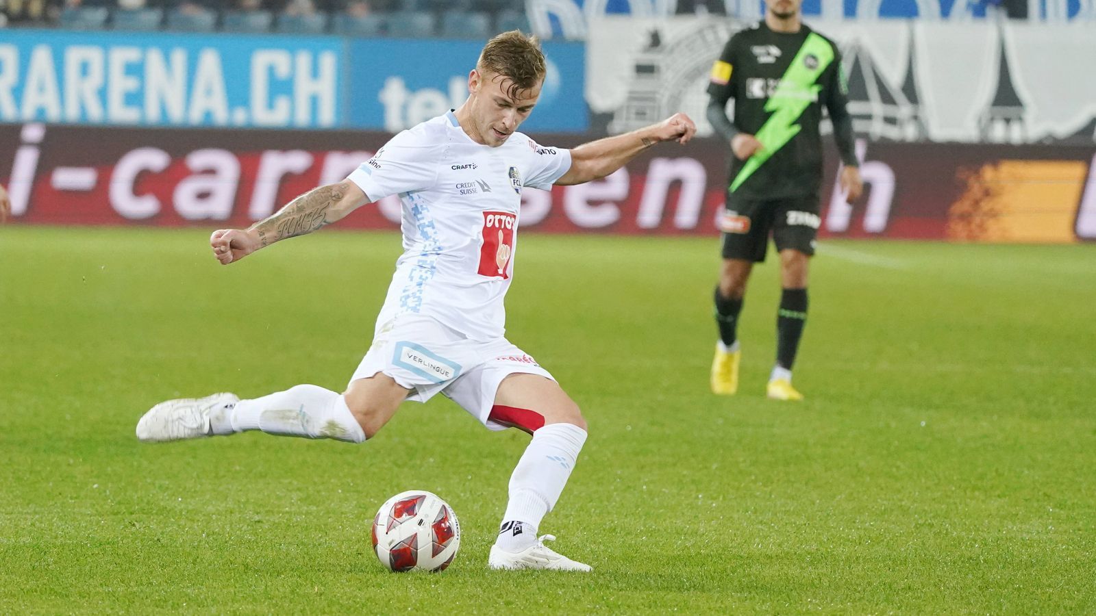 
                <strong>FC Luzern (2022)</strong><br>
                Aktuell spielt Meyer beim FC Luzern in der Schweiz - und scheint bei seiner sechsten Stationen als Profi-Fußballer endlich angekommen zu sein: In der laufenden Super-League-Saison ist er unter Luzern-Trainer Mario Frick im Mittelfeld gesetzt, steht bei sechs Toren nach sieben Spieltagen (Stand: 24. Oktober 2022) und ist damit zweitbester Scorer der Liga. Zum jüngsten Doppelpack beim 3:1-Sieg gegen den FC Lugano titelte die Zeitung "Blick" über Meyers Leistung: "Wann immer der Zauberfuß an den Ball kommt, springt was raus". In Luzern hat der "Zauberfuß" noch einen Vertrag bis 2024 - wenn er so weiter macht, wird der einstige "Wandervogel" auch endlich wieder sportlich Schlagzeilen schreiben.
              