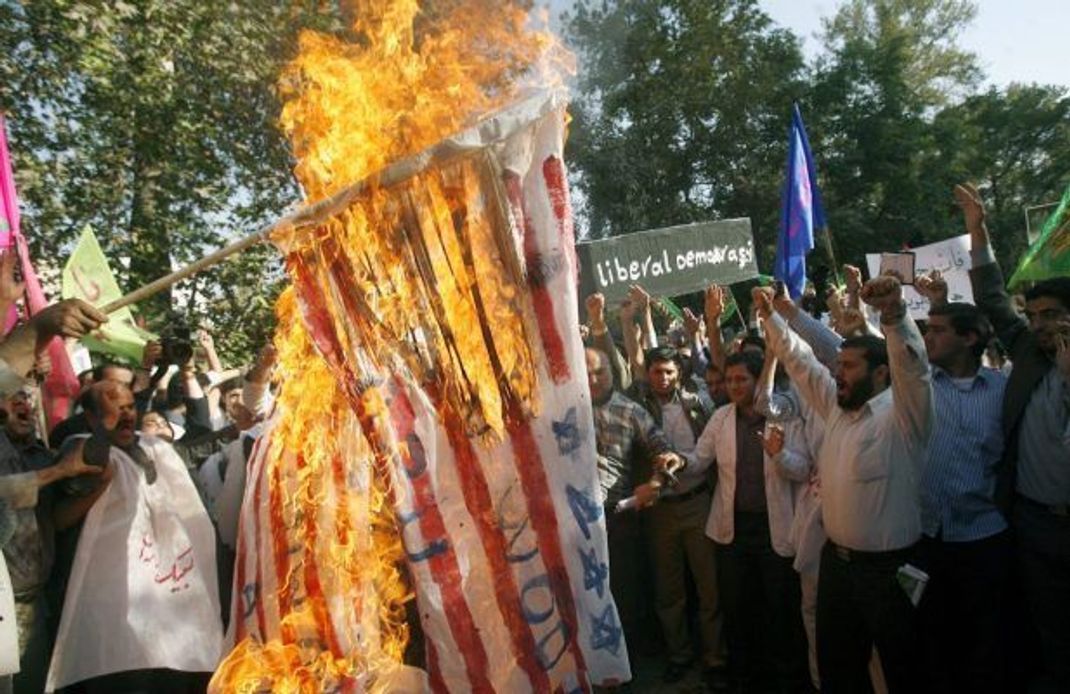 Demonstranten protestieren vor der US-Interessensabteilung der Schweizer Botschaft in Teheran gegen die Verbrennung von Koranen in den USA. Die Schweiz vertritt die Amerikaner seit 1980 als Schutzmacht im Iran, nachdem dort 52 US-Diplomaten von 1979 bis 1981 als Geiseln festgehalten worden waren.