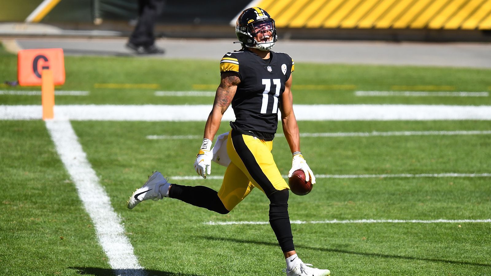 
                <strong>Week 2: Chase Claypool fängt längsten TD-Pass eines Kanadiers</strong><br>
                Chase Claypool, Wide Receiver und Rookie der Pittsburgh Steelers, ist gebürtiger Kanadier. Und nachdem er nun gegen die Denver Broncos einen Pass über 84 Yards für einen Touchdown fangen konnte, wurde es für ihn und sein Land direkt historisch. Denn es war mit eben diesen 84 Yards der längste Touchdown eines Kanadiers in der gesamten NFL-Geschichte.
              