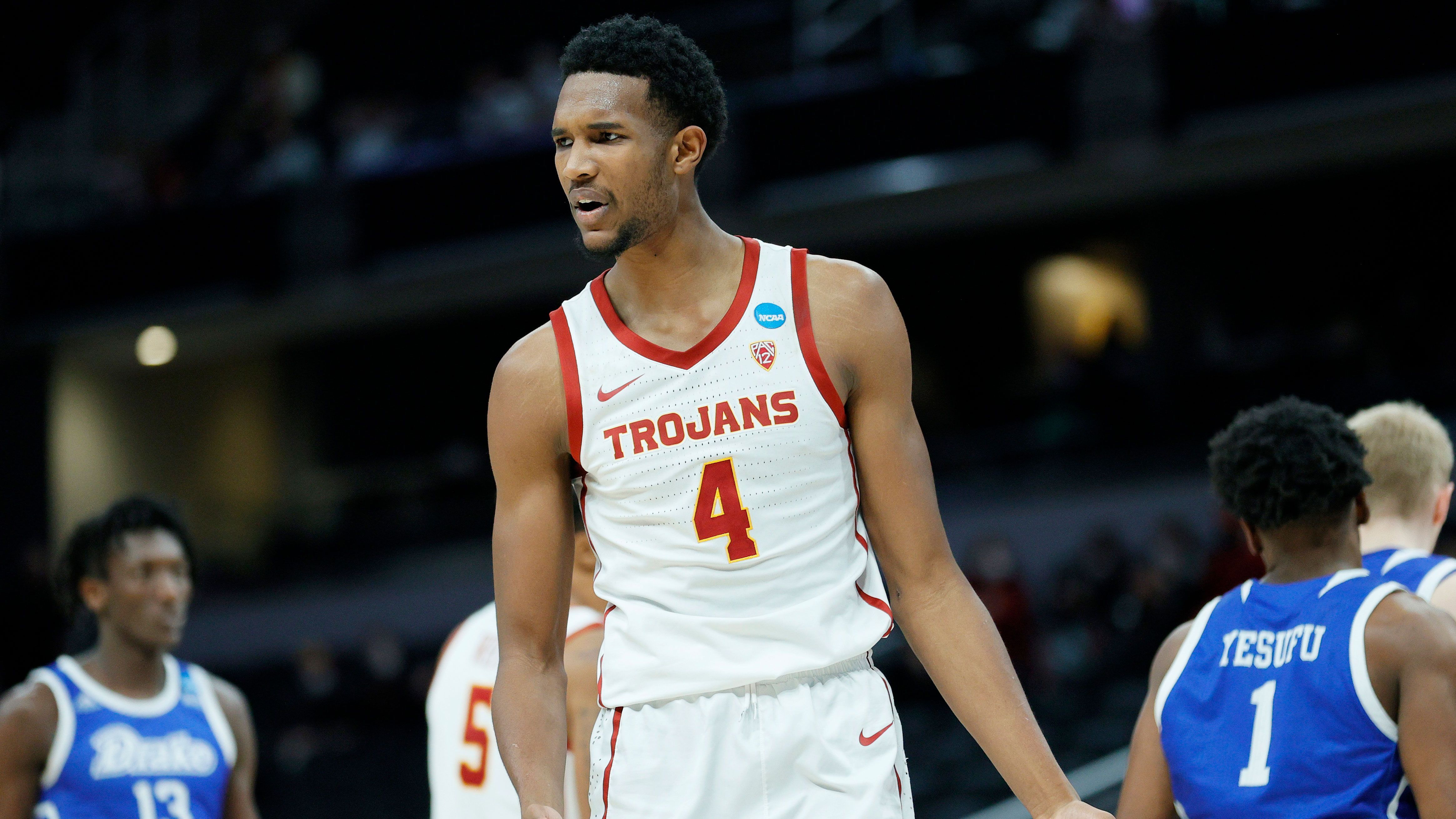 
                <strong>3. Pick: Evan Mobley (Celveland Cavaliers) </strong><br>
                Alter: 19 JahrePosition: CenterCollege: University of South CarolinaCollege-Statistiken: 16,4 Punkte, 2,4 Assists, 8,7 Rebounds
              