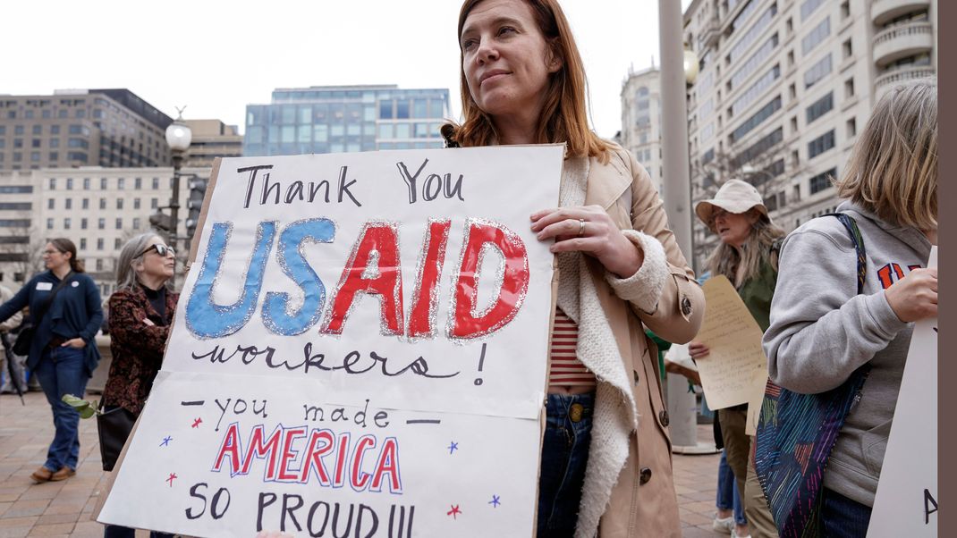 Eine Demonstrantin in Washington bedankt sich im Februar bei den entlassenen Mitarbeiter:innen der US-Entwicklungshilfebehörde USAID. 