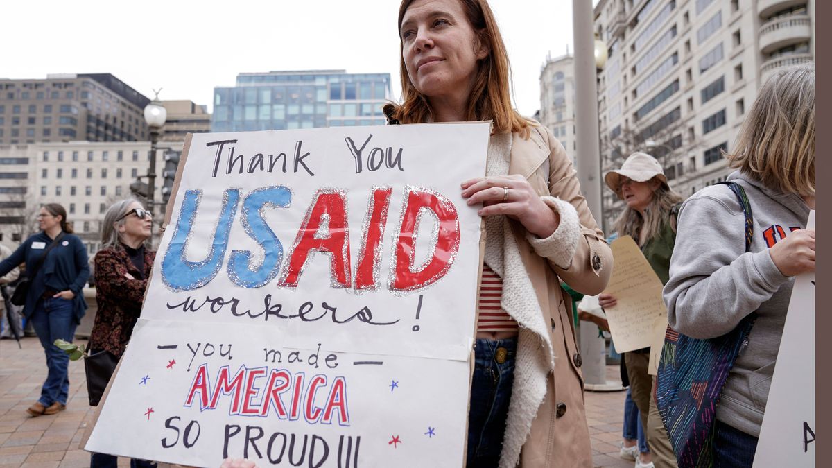 Wegen Schließung der Entwicklungshilfebehörde USAID lassen die USA 500 Tonnen Notfall-Nahrung für hungernde Kinder verbrennen. 