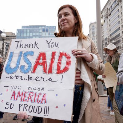 Wegen Schließung der Entwicklungshilfebehörde USAID lassen die USA 500 Tonnen Notfall-Nahrung für hungernde Kinder verbrennen. 