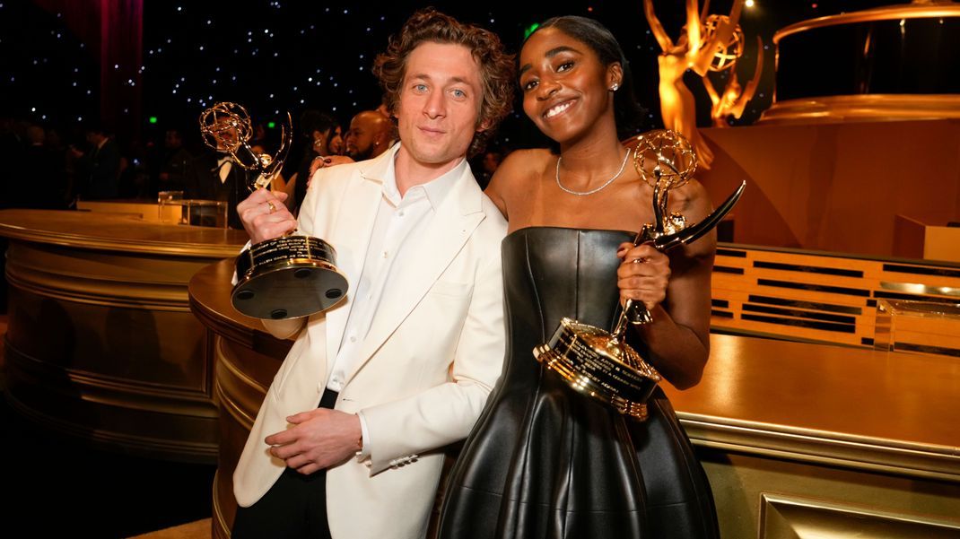 Jeremy Allen White und Ayo Edebiri ("The Bear") bei den Emmy Awards in LA.