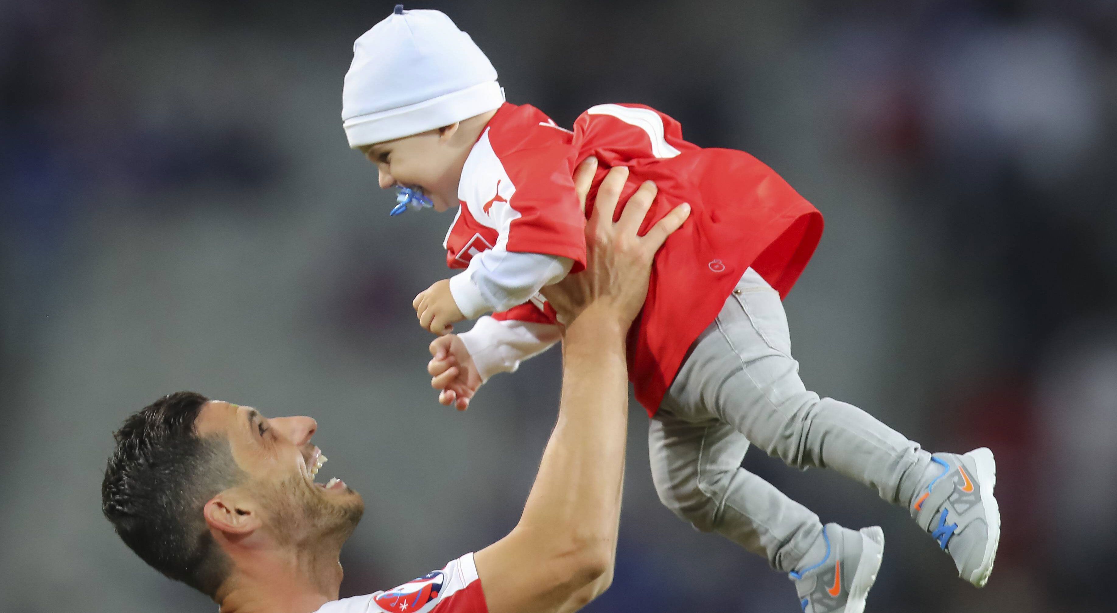 
                <strong>Blerim Dzemaili</strong><br>
                Nach dem Remis der Schweiz gegen Frankreich, darf sich Blerim Dzemailis Sohn Luan wenigstens über eine kleine Flugstunde freuen.
              