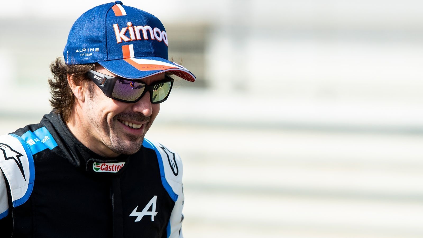 
                <strong>Alonso tut der Formel 1 gut</strong><br>
                Neben Mick Schumachers Debüt war es vor allem das Comeback des zweimaligen Weltmeisters Fernando Alonso im Alpine, das die Herzen der F1-Fans höher schlagen ließ. Auch wenn das große Wow-Ergebnis noch nicht dabei war - der Spanier gab zu, derzeit "einfach langsamer" als Teamkollege Esteban Ocon zu sein - ist es allein wegen seiner Interviews ein Segen, Alonso wieder im Königsklassen-Kosmos zu haben. Nur der 39-Jährige schafft es, den Satz "Unsere Strategie war glatter Selbstmord" mit einem Lächeln im Gesicht zu sagen. Wie haben wir das vermisst!
              