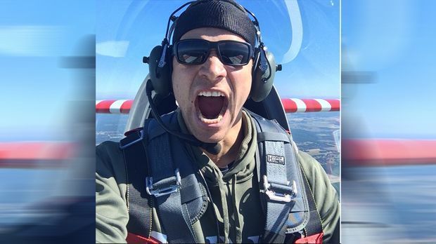 
                <strong>Jimmy Graham</strong><br>
                Hoch hinaus will auch Wilsons Teamkollege Jimmy Graham. Der Tight End vertreibt sich seine freien Tage als Stuntpilot und träumt von einer Teilnahme am Red Bull Air Race. Besonders löblich: Graham nutzt sein Talent in der Luft, um mit Hilfe einer Hilfsorganisation einkommensschwache Notfall-Patienten in Krankenhäuser zu fliegen.
              