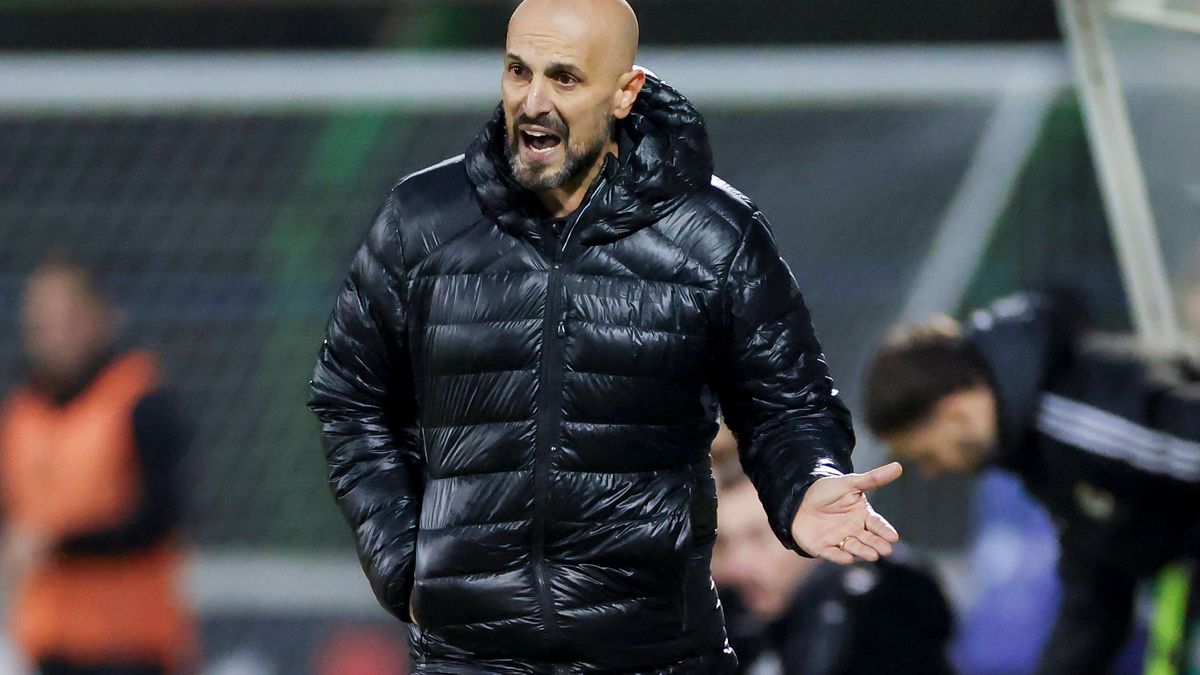 Bundestrainer Antonio Di Salvo (Germany) schaut enttaeuscht, UEFA Under21 Championship 2027 - Qualification Group F, Northern Ireland U21, U 21 vs Germany U21, The Oval am 14. October 2025 in Belfa...
