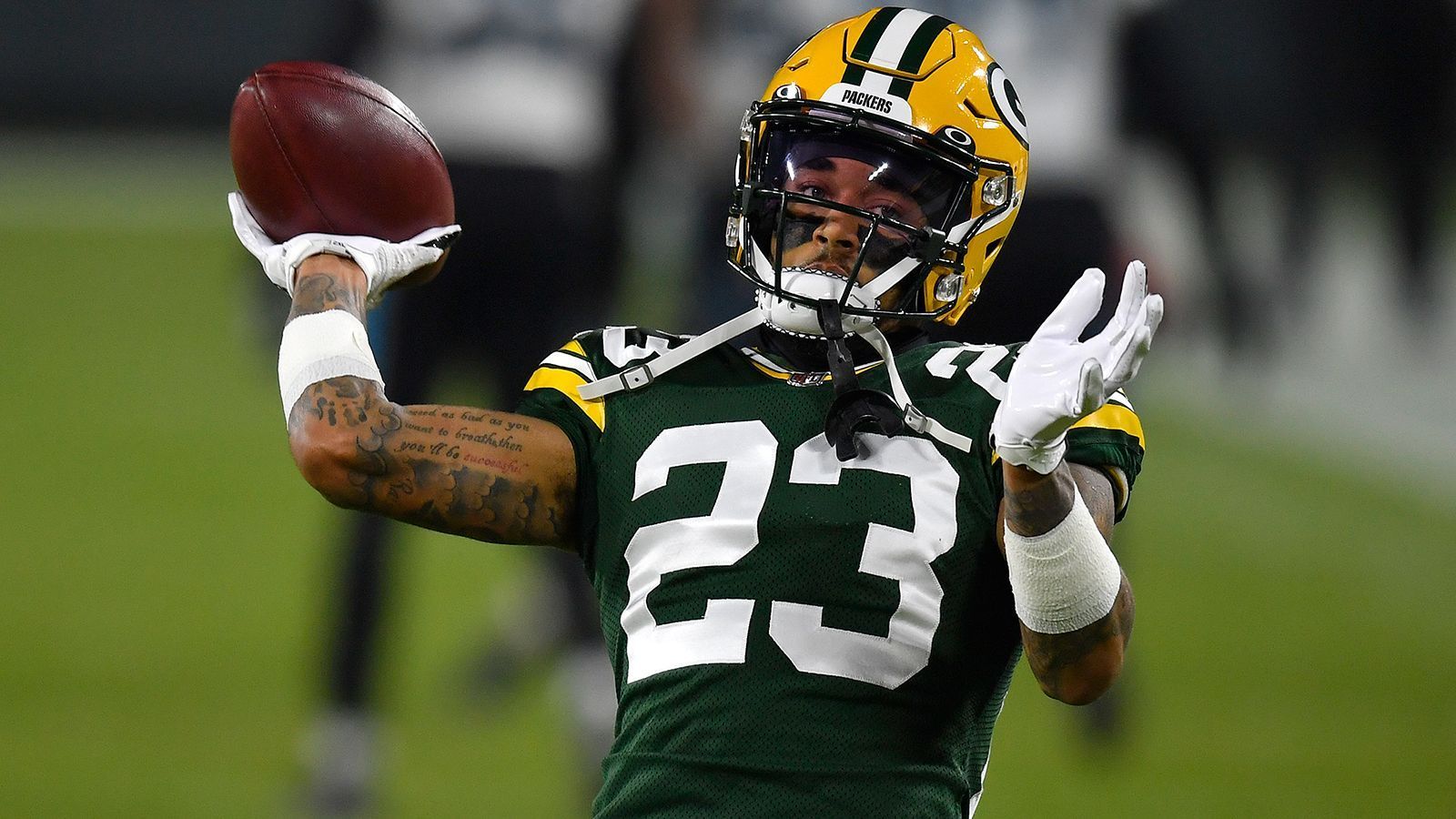 
                <strong>Jaire Alexander Madden Rating: 95</strong><br>
                ran-Sicht: Zu niedrigMit einer Bewertung von 95 ist Jaire Alexander der drittbeste Cornerback im Spiel, hinter Jalen Ramsey (99) und Stephon Gilmore (97). Obwohl eine 95 ein starkes Rating ist, hat Alexander vergangene Saison gezeigt, dass er mit Ramsey mithalten kann. Seine Saison-Leistung krönte er mit dem Conference-Championship-Match gegen die Power-Offense der Tampa Bay Buccaneers. Brady warf fünf Mal in die Deckung von Alexander, lediglich ein Pass landete bei einem Passempfänger. Zudem fing Alexander zwei Interceptions. ran-Rating: 
              