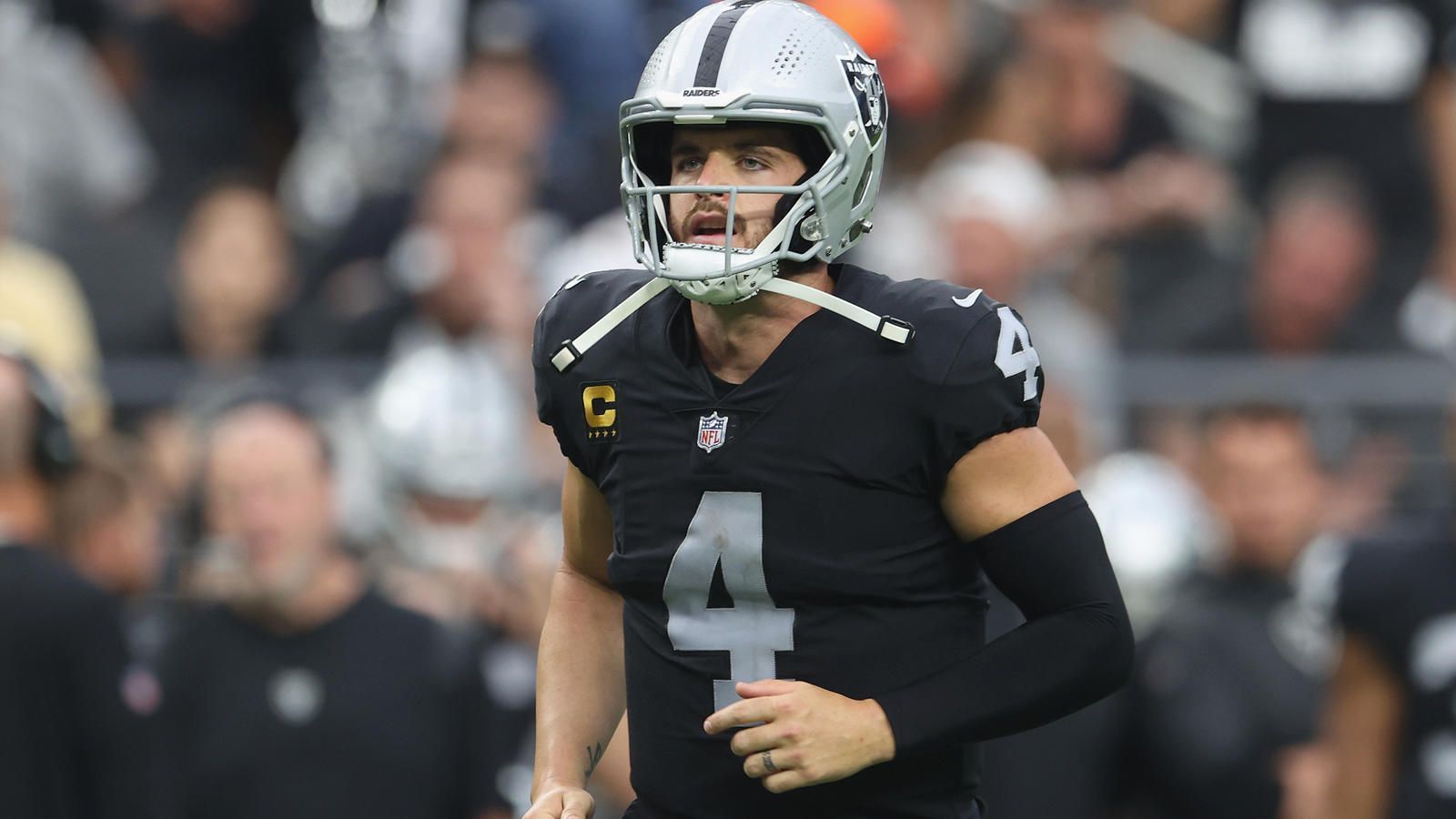 
                <strong>Las Vegas Raiders</strong><br>
                Zwei Overtime-Siege gegen die Baltimore Ravens und Miami Dolphins, ein Triumph bei den Pittsburgh Steelers: Einen einfachen Spielplan hatten die Raiders bei ihrem perfekten Start definitiv nicht. Las Vegas hat die eigene offensive Philosophie im Vergleich zum vergangenen Jahr umgestellt und attackiert Defenses konstant mit tiefen Pässen. Derek Carr führt die Liga mit 1.203 Passing Yards sogar deutlich an. Seine Anspielstationen ergänzen sich dabei sehr gut, Hunter Renfrow und Darren Waller sind in wichtigen Situationen gefragt, Bryan Edwards und Henry Ruggs stellen konstant Gefahr bei langen Pässen dar. 
              