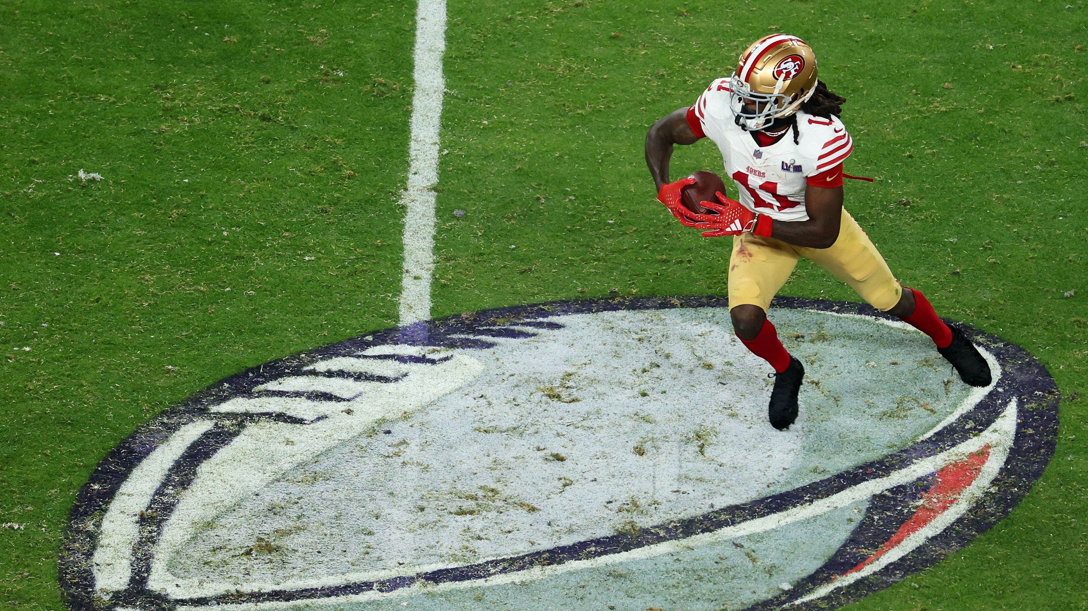 <strong>Brandon Aiyuk (San Francisco 49ers)</strong><br>Gleiches gilt für Wide Receiver Brandon Aiyuk. Rund um den dynamischen Playmaker kursieren seit Monaten Gerüchte. Auch ein Trade stand schon mehrfach im Raum. Aktuell steht Aiyuk allerdings noch immer unter Vertrag, aufgrund der Fifth-Year-Option ist er für die kommende Spielzeit an die 49ers gebunden.&nbsp;