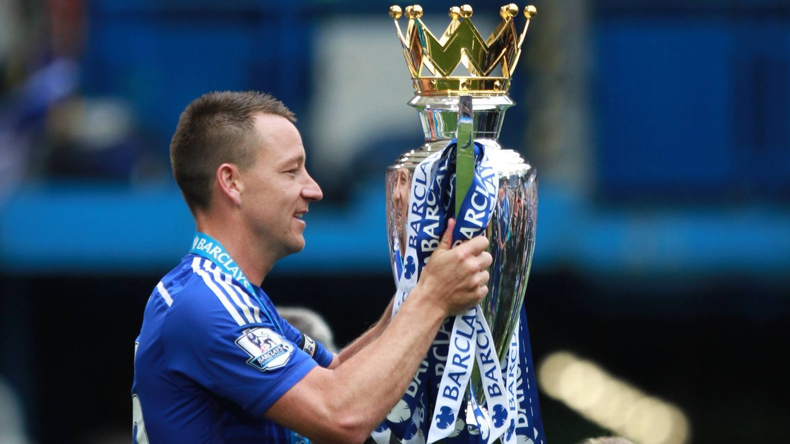 
                <strong>Die Karriere von John Terry</strong><br>
                John Terry wechselte bereits mit 14 Jahren in die Nachwuchsabteilung des FC Chelsea, wurde dort im Jahre 1998 Profi und blieb dort (abgesehen von einer kurzen Ausleihe zu Nottingham Forrest) bis 2017. Seine größten Erfolge: fünf englische Meisterschaften, fünf englische Pokalsiege und je einmal der Gewinn der Champions League sowie der Europa League. Seine letzte Spielzeit im Profifußball verbrachte er 2017/2018 bei dem Zweitligisten Aston Villa – bei dem Verein also, wo er heute als Co-Trainer beschäftigt ist.    
              