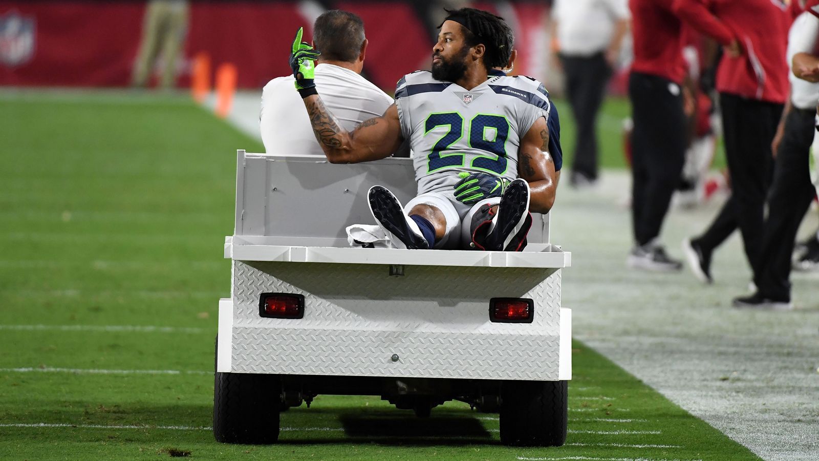 
                <strong>Earl Thomas (Safety)</strong><br>
                Status: Unrestricted Free AgentAlter: 29Gehalt Saison 2018: 10.400.000 DollarSpiele 2018 (Regular Season + Playoffs): 4Im Team seit: 2010Erfolge mit Seahawks: Sieg im Super Bowl XLVIII, 6 Mal Pro BowlerBemerkung: Das Tischtuch zwischen Thomas und den Seahawks ist zerschnitten: Vor der Saison 2018 verweigerten die Hawks sowohl eine Verlängerung, als auch einen Trade. Als sich Thomas dann in der Regular Season eine schwere Knieverletzung zuzog, verabschiedete er sich mit dem ausgestreckten Mittelfinger von den Verantwortlichen. 
              