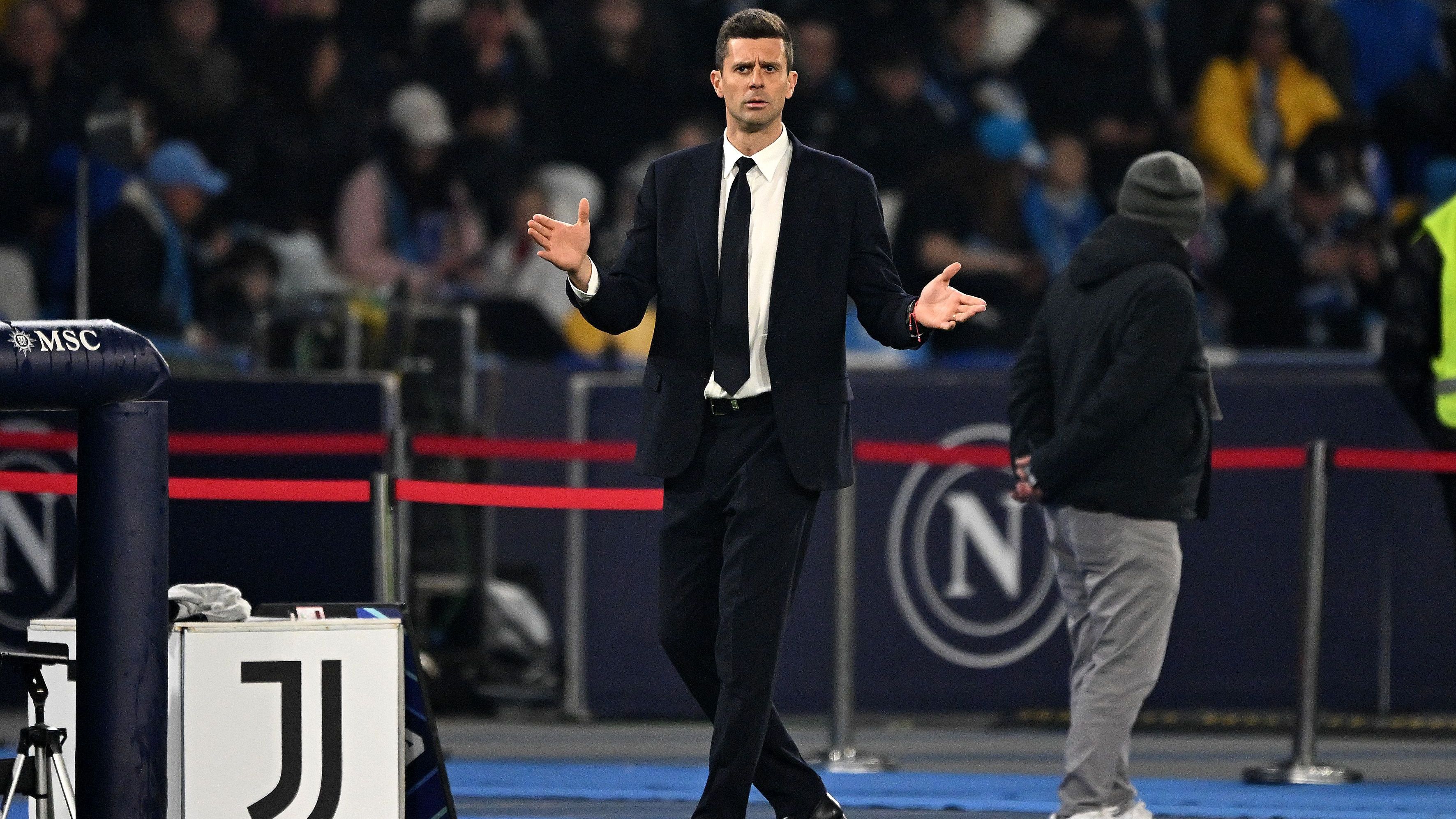 <strong>Thiago Motta</strong><br>Wie der italienische Journalist und Transfermarkt-Experte  Nicolo Schira berichtet, soll der frühere Juventus-Coach Thiago Motta der "Werkself" über einen Vermittler angeboten worden sein. Der 43-Jährige ist aktuell vereinslos, sein Engagement bei der "Alten Dame" endete im März 2025 nach nur 42 Pflichtspielen. Zuvor coachte der frühere Mittelfeldspieler Motta auch schon den FC Bologna, Spezia Calcio und CFC Genua.