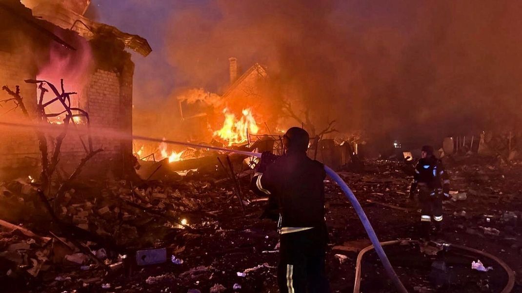 25. Mai 2025, Ukraine, Kiew: Auf diesem vom ukrainischen Katastrophenschutz zur Verfügung gestellten Foto versuchen Feuerwehrleute, ein Feuer nach einem russischen Angriff in der Region Kiew am Sonntag zu löschen.
