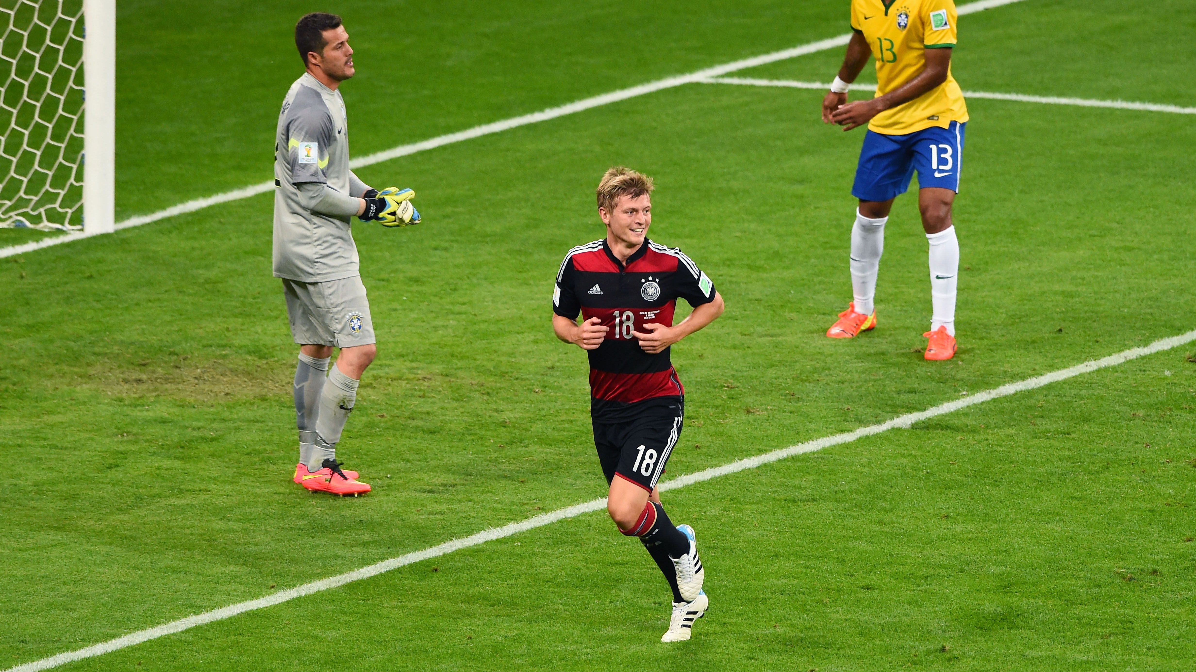 <strong>Weltmeister 2014</strong><br>Mit der deutschen Nationalmannschaft reist er 2014 nach Brasilien. Kroos steuerte unter anderem zwei Tore und eine Vorlage beim legendären 7:1 Erfolg über Gastgeber Brasilien bei. Am Ende wird er mit dem DFB-Team Weltmeister.