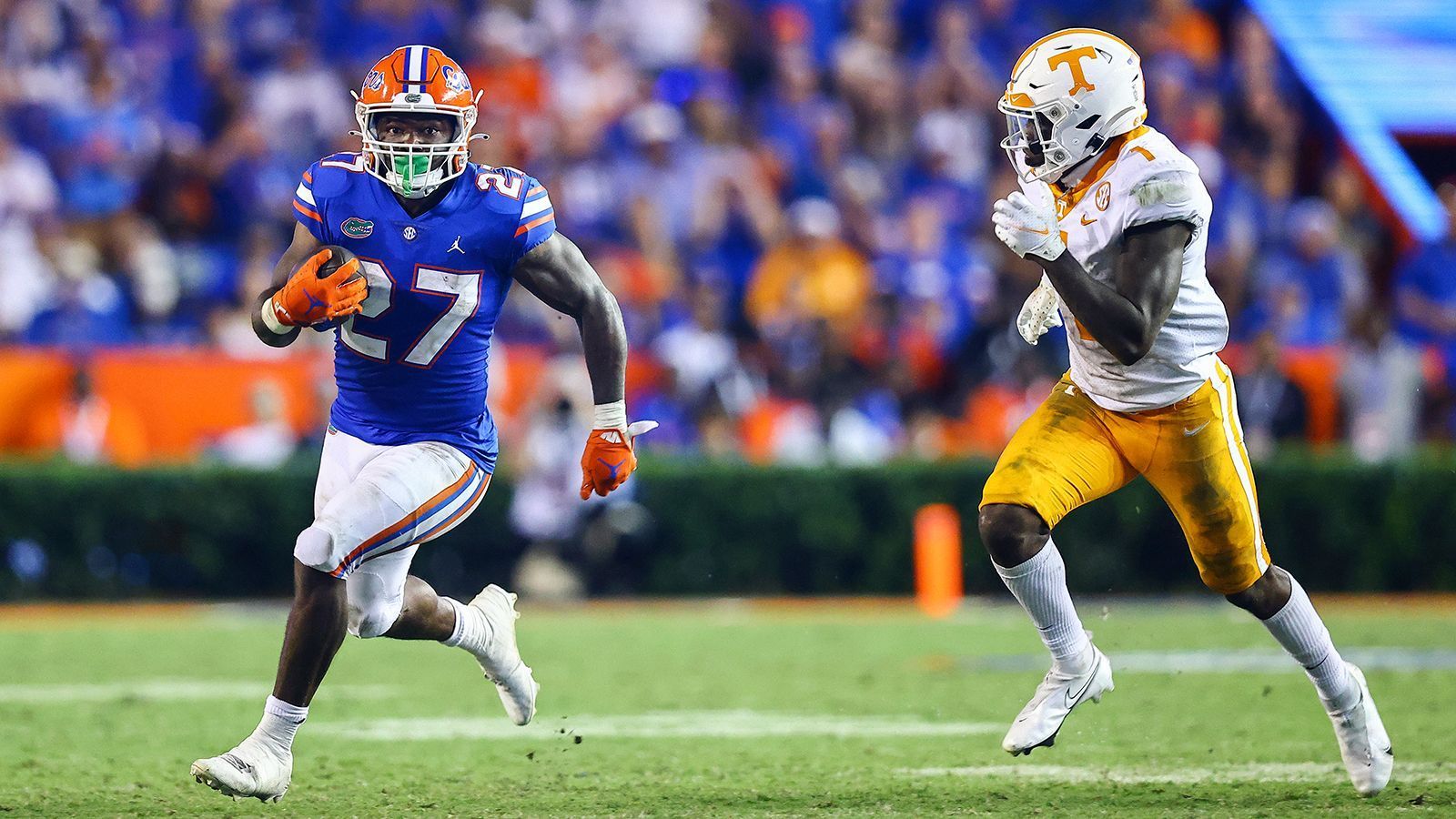
                <strong>Dameon Pierce (Florida Gators)</strong><br>
                Der agile und wendige Dameon Pierce konnte sich bei den Gators nie als alleiniger Starter etablieren und sammelte so "nur" knapp 1.000 Rushing Yards über die vergangenen beiden Spielzeiten. In der NFL könnte er seine Rolle als Komplementär-Läufer zu einem Speedster finden. Pierce bringt nämlich nicht ganz so viel Tempo mit, glänzt aber besonders in Situationen, in denen nur wenige Yards rausgeholt werden müssen. 
              