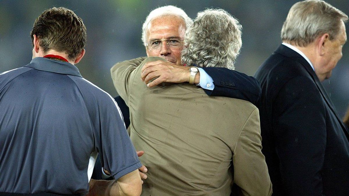 Franz Beckenbauer (h.) umarmt Rudi Völler im Jahr 2002.