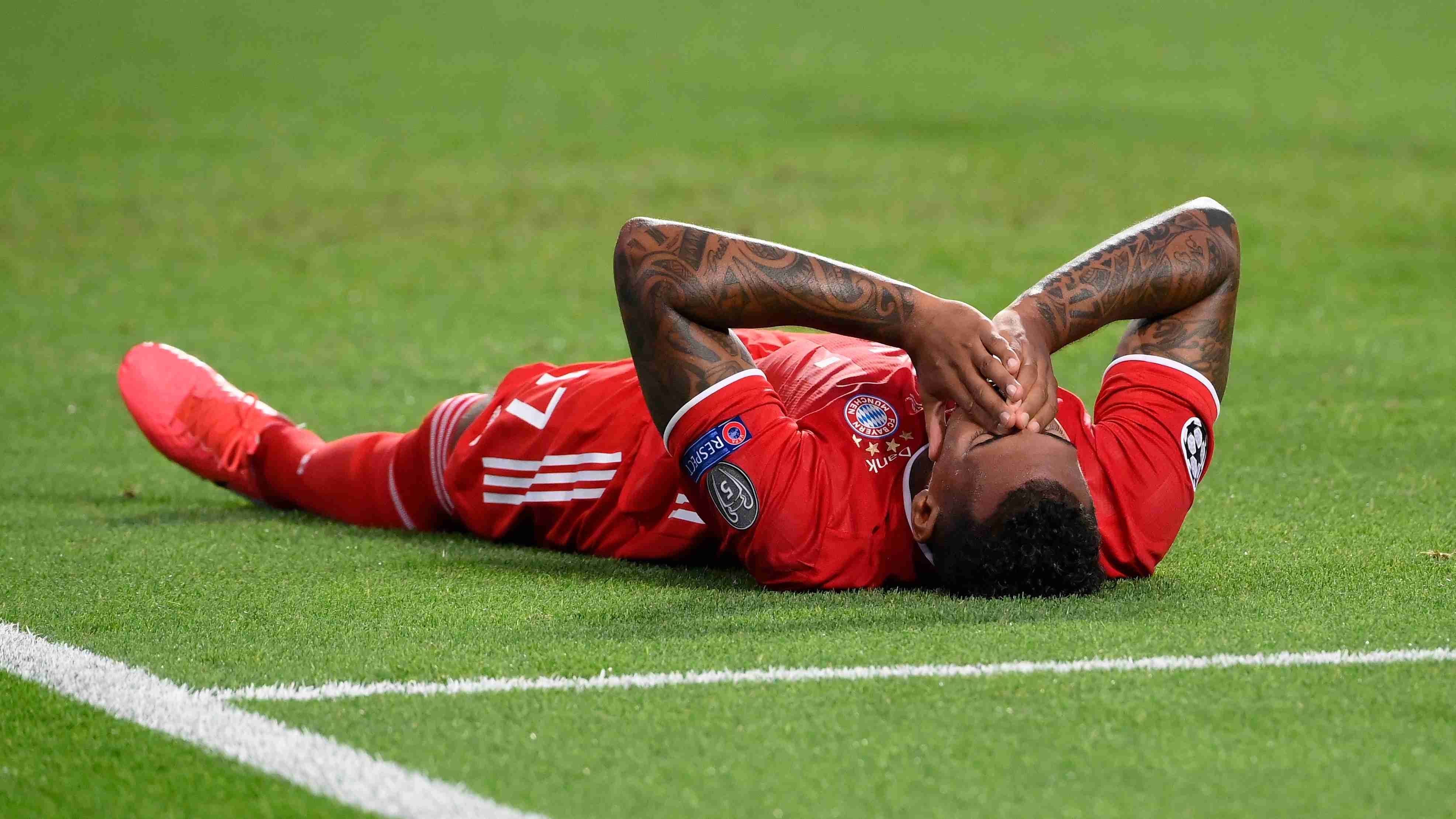 
                <strong>Jerome Boateng (FC Bayern München)</strong><br>
                Triple-Sieger Bayern München muss zum Saisonstart voraussichtlich auf Abwehrspieler Jerome Boateng verzichten. Der Rio-Weltmeister hat sich im Champions-League-Finale gegen Paris St. Germain (1:0) einen Muskelfaserriss im rechten hinteren Oberschenkel zugezogen. Das gaben die Bayern am Dienstag bekannt. Der 31-Jährige war im Endspiel am vergangenen Sonntag in der 25. Minute gegen Niklas Süle ausgewechselt worden. Süle dürfte damit auch im Erstrundenspiel der Münchner im DFB-Pokal am 11. September gegen Fünftligist 1. FC Düren gesetzt sein, mit dem der deutsche Rekordmeister in die neue Saison startet.
              