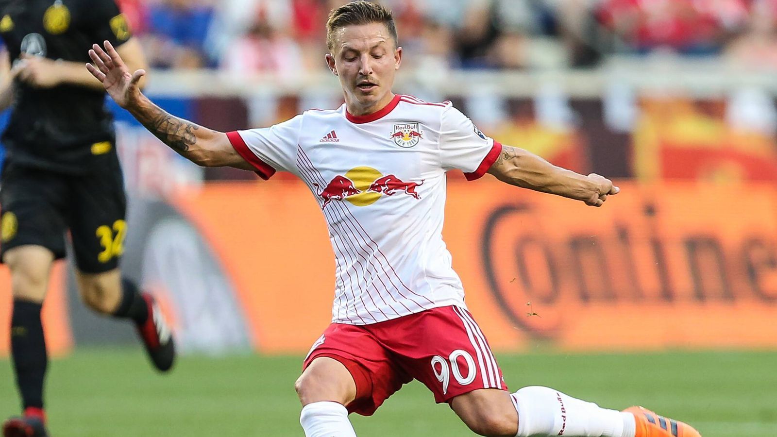 
                <strong>Marc Rzatkowski (New York Red Bulls)</strong><br>
                Beim FC St. Pauli hatte er seinen großen Durchbruch, wechselte dann 2015 zu Red Bull Salzburg, wo er allerdings nie über die Rolle des Ersatzspielers hinauskam. Also wurde er im Januar 2018 innerhalb des "Dosen-Imperiums" nach New York abgegeben – erst leihweise, nun fest. Im Big Apple ist der 29-jährige Mittelfeldspieler nun gesetzt. In der Saison 2019 machte der gebürtige Bochumer 33 Spiele, erzielte dabei zwei Tore und gab vier Vorlagen.
              