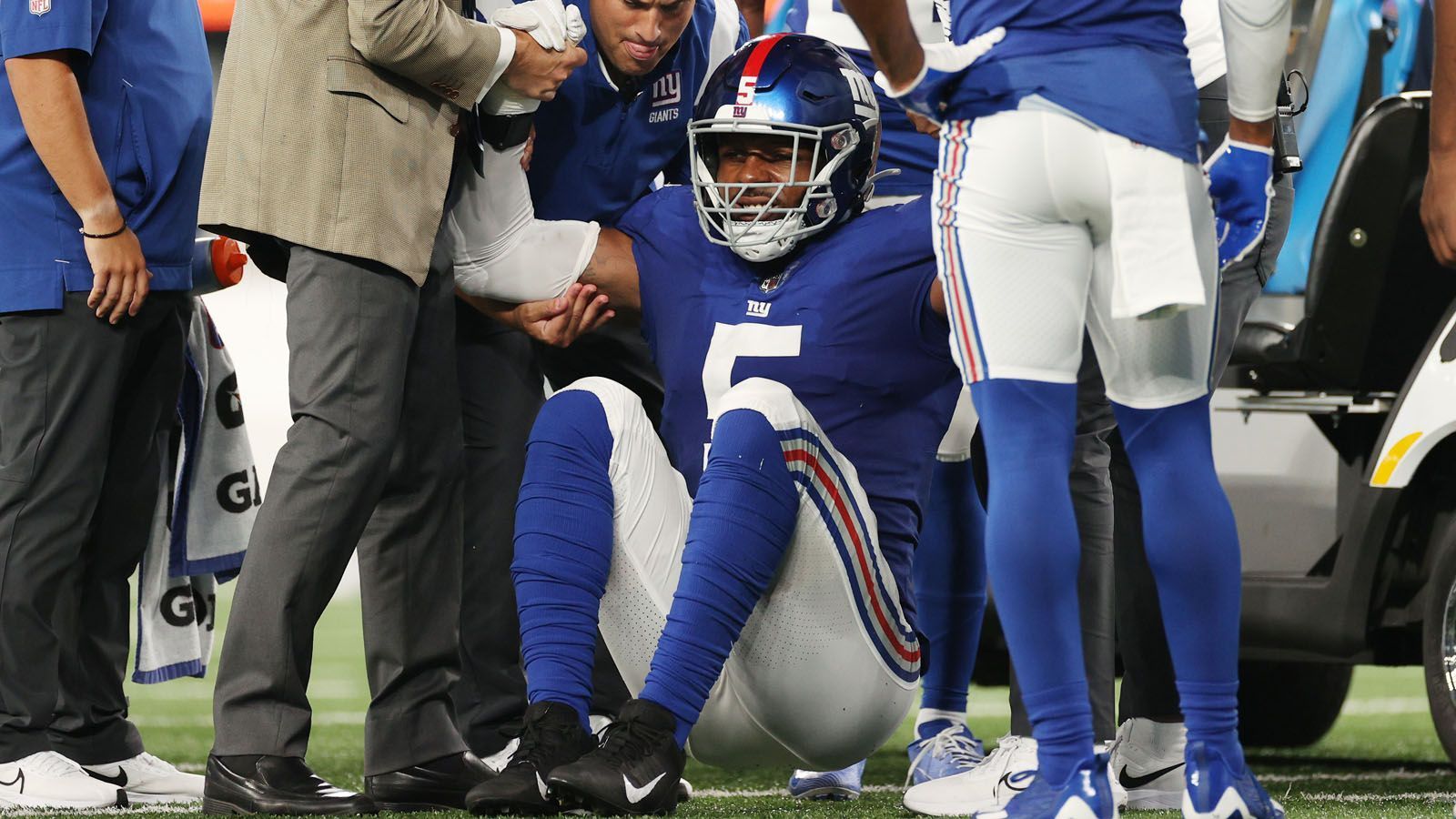 
                <strong>Verlierer: Kayvon Thibodeaux (New York Giants)</strong><br>
                Die New York Giants wählten Kayvon Thibodeaux beim NFL Draft 2022 bereits an Position 5, um den Pass Rush zu stärken. Umso bitterer, dass sich der Defensive End im Spiel gegen die Cincinnati Bengals eine Knieverletzung zugezogen hat. Er dürfte drei bis vier Wochen fehlen und wird den Saisonstart somit wohl verpassen.  
              