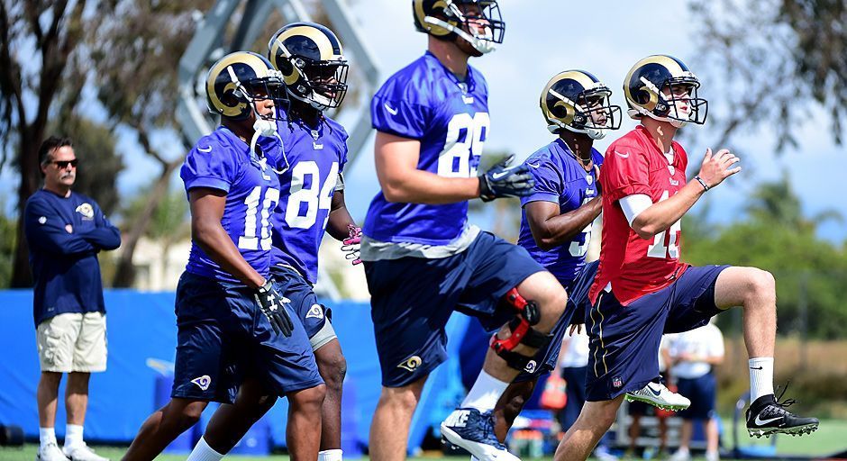 
                <strong>Jared Goff trainiert bei den Rams</strong><br>
                Goff war der einzige Quarterback in der Trainingseinheit und trug dementsprechend auch als einziger Spieler ein rotes Trikot. Zunächst stand Aufwärmen auf dem Programm, der blaue Helm der Rams steht dem 21-Jährigen jedenfalls gut.
              