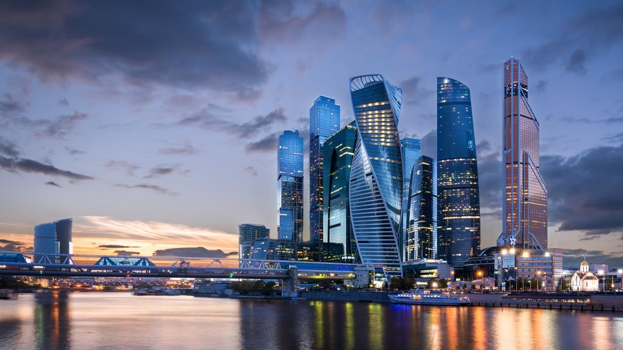 Von seiner modernsten Seite zeigt sich die Hauptstadt mit seinem Stadtviertel Moskau City im Westen. Hier stehen zahlreiche Geschäfts- und Bürogebäude. Darunter ist der spektakuläre Wolkenkratzer "Federzija", das zweithöchste Gebäude Europas. 