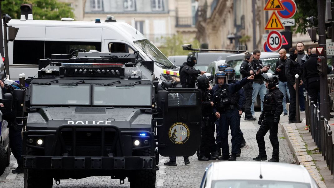 Großeinsatz in Paris: Angeblich ist im iranischen Konsulat ein Selbstmordattentäter, der droht, sich in die Luft zu sprengen.