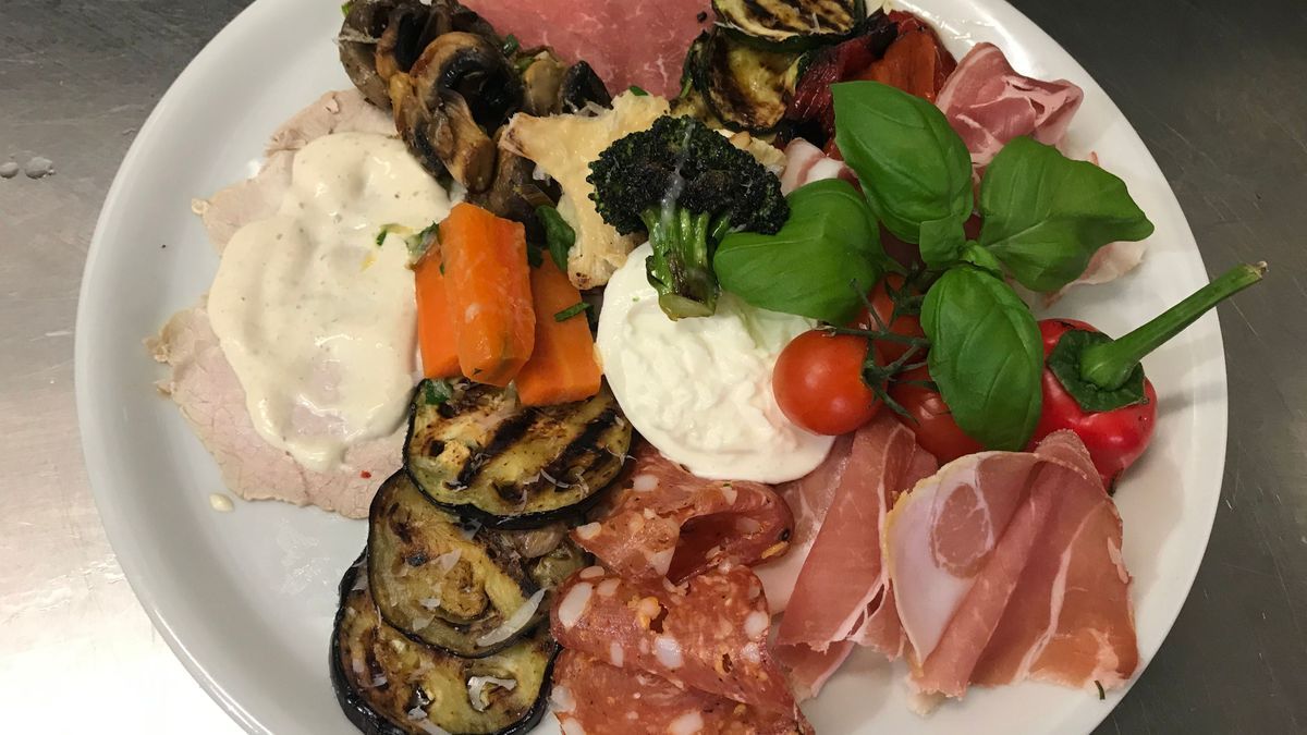 Italienischer Antipastiteller mit mediterranem Gemüse