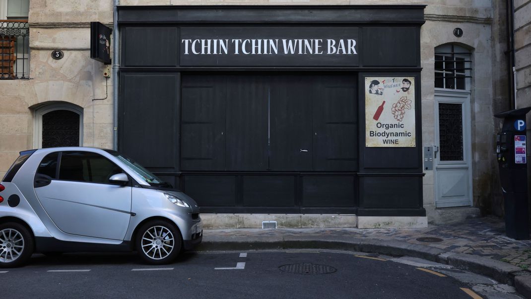 Mindestens zehn Menschen erlitten nach dem Verzehr von Sardinen in der „Tchin Tchin Wine Bar" eine Lebensmittelvergiftung – eine 32-jährige Frau starb. 